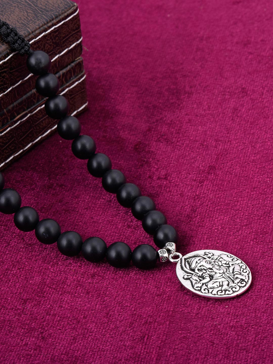 

Tistabene Men Silver-Toned & Black Silver-Plated Necklace