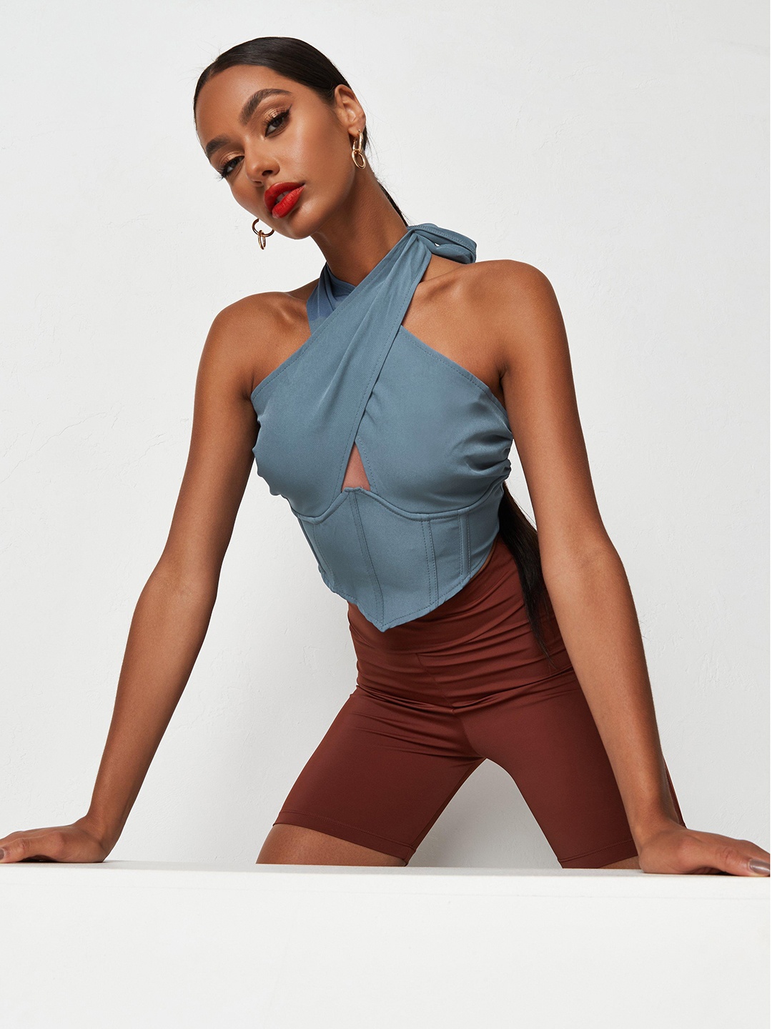 

Missguided Blue Solid Halter Neck Fitted Crop Top