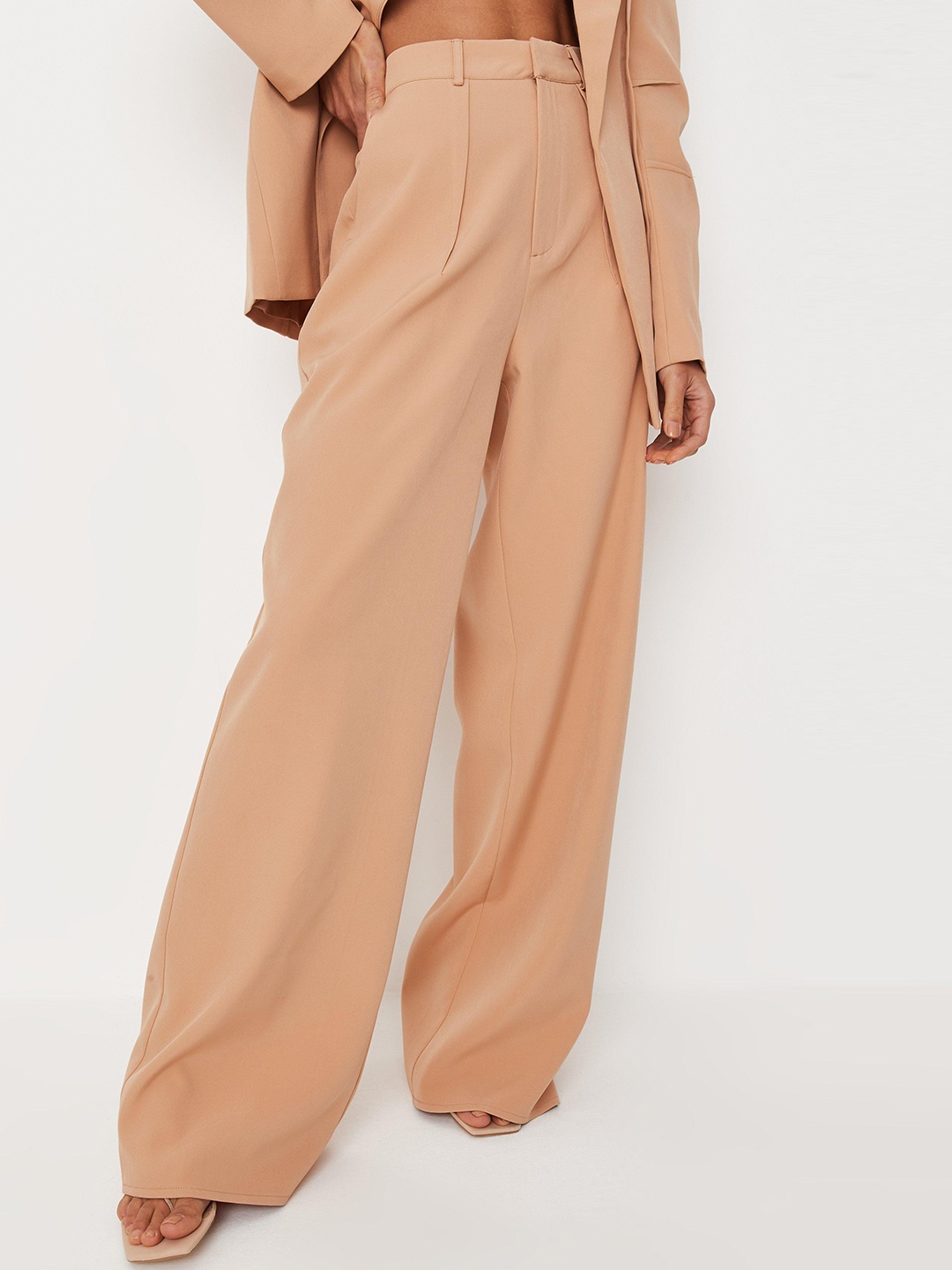 

Missguided Women Brown Solid Regular Fit Mid-Rise Party Woven Flat-Front Anti Fit Trousers