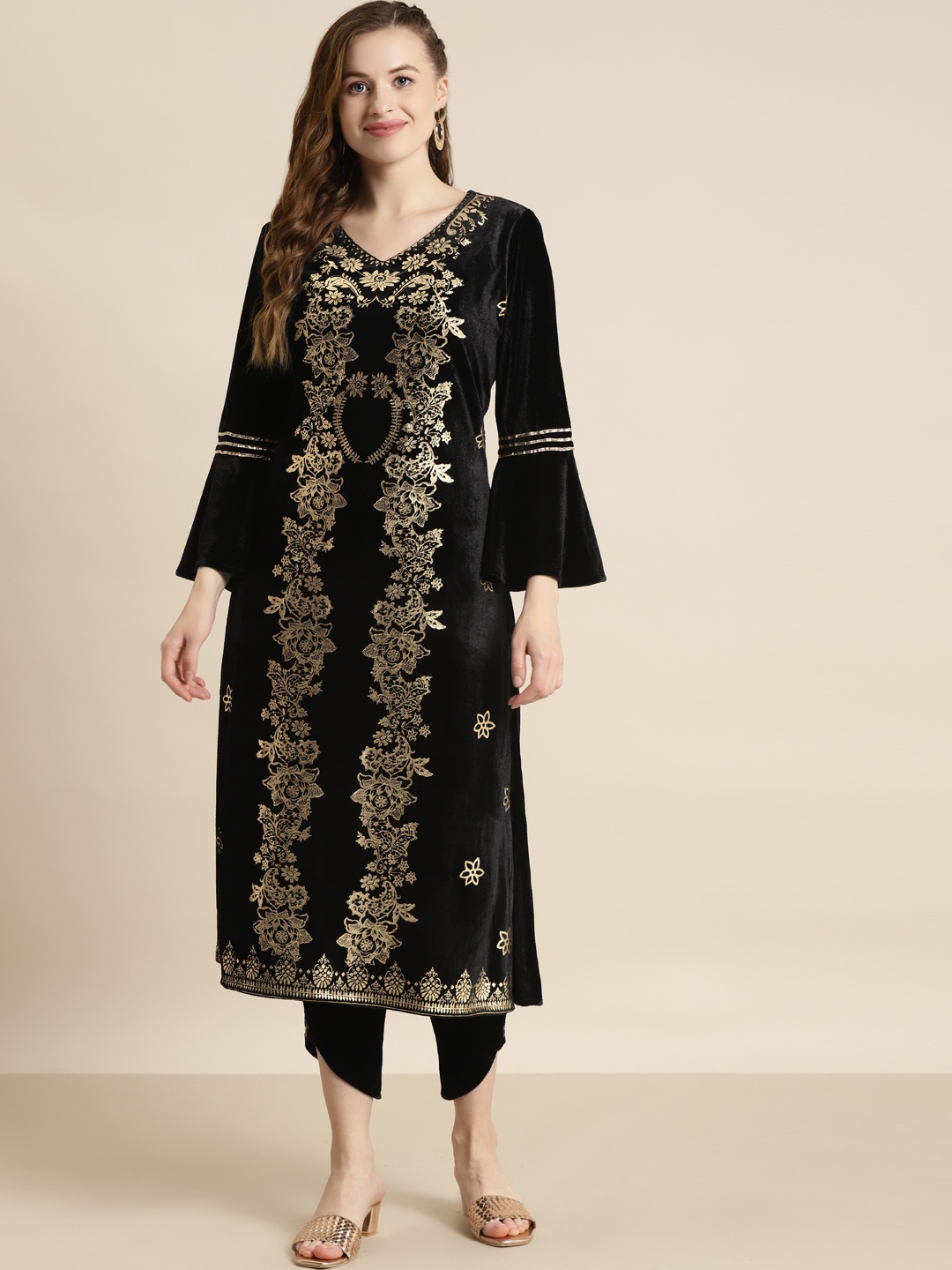 

Shae by SASSAFRAS Women Black & Gold-Toned Bell Sleeves Velvet Kurta