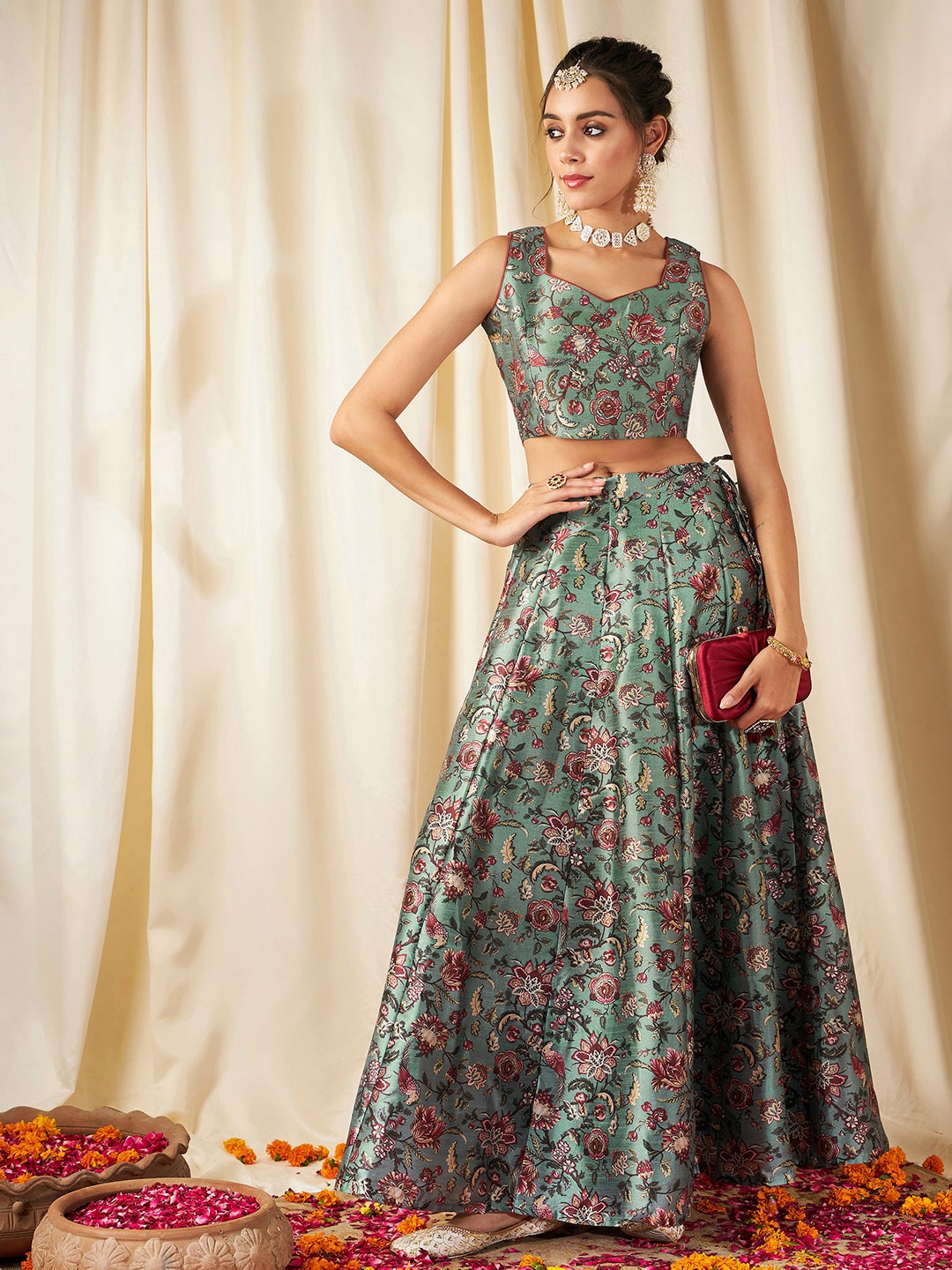

Shae by SASSAFRAS Olive Green & Maroon Floral Regular Crop Top