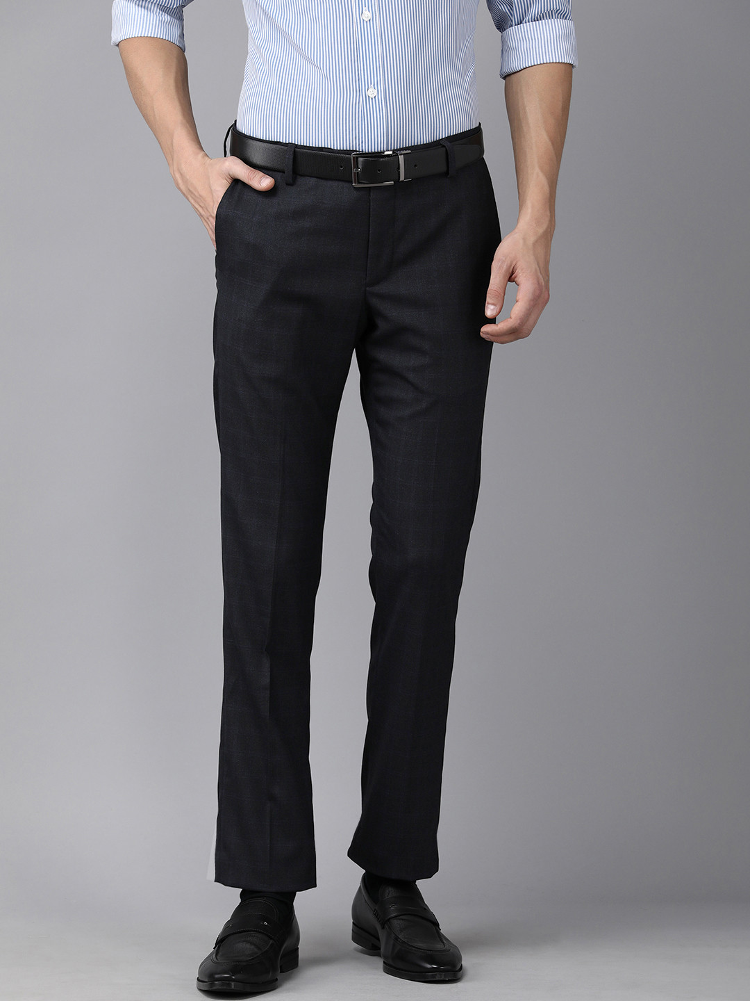 

Arrow Men Navy Blue Solid Tapered Fit Regular Trousers