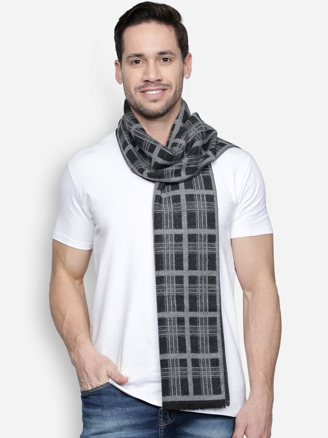 

Alvaro Castagnino Men Black & Grey Checked Muffler