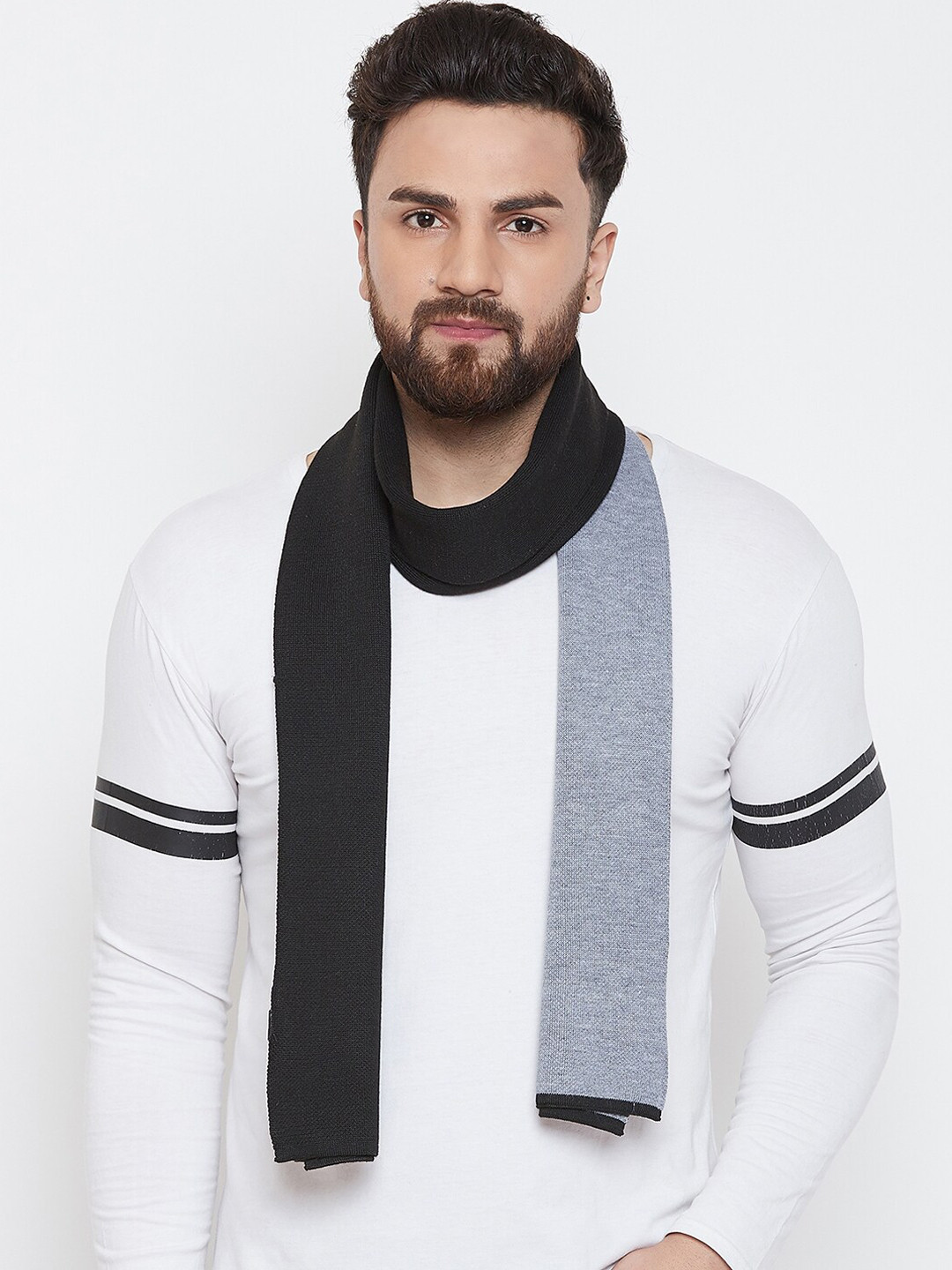 

Alvaro Castagnino Men Black & Grey Colourblocked Muffler