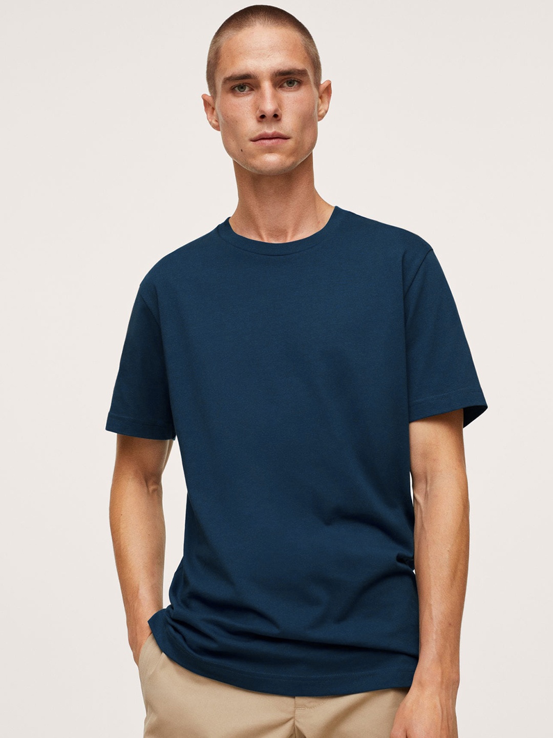 

MANGO MAN Blue Solid Pure Cotton T-shirt
