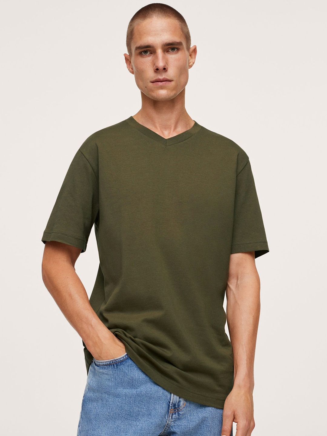 

MANGO MAN Men Olive Green Pure Cotton Solid V-Neck T-shirt