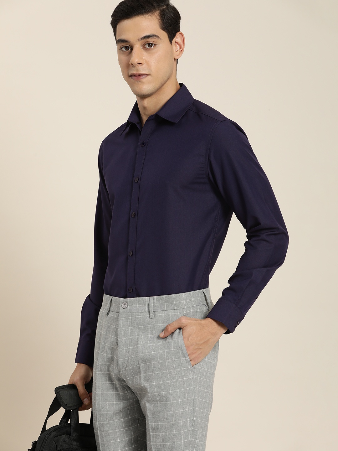 

INVICTUS Men Navy Blue Slim Fit Slim Fit Semiformal Shirt