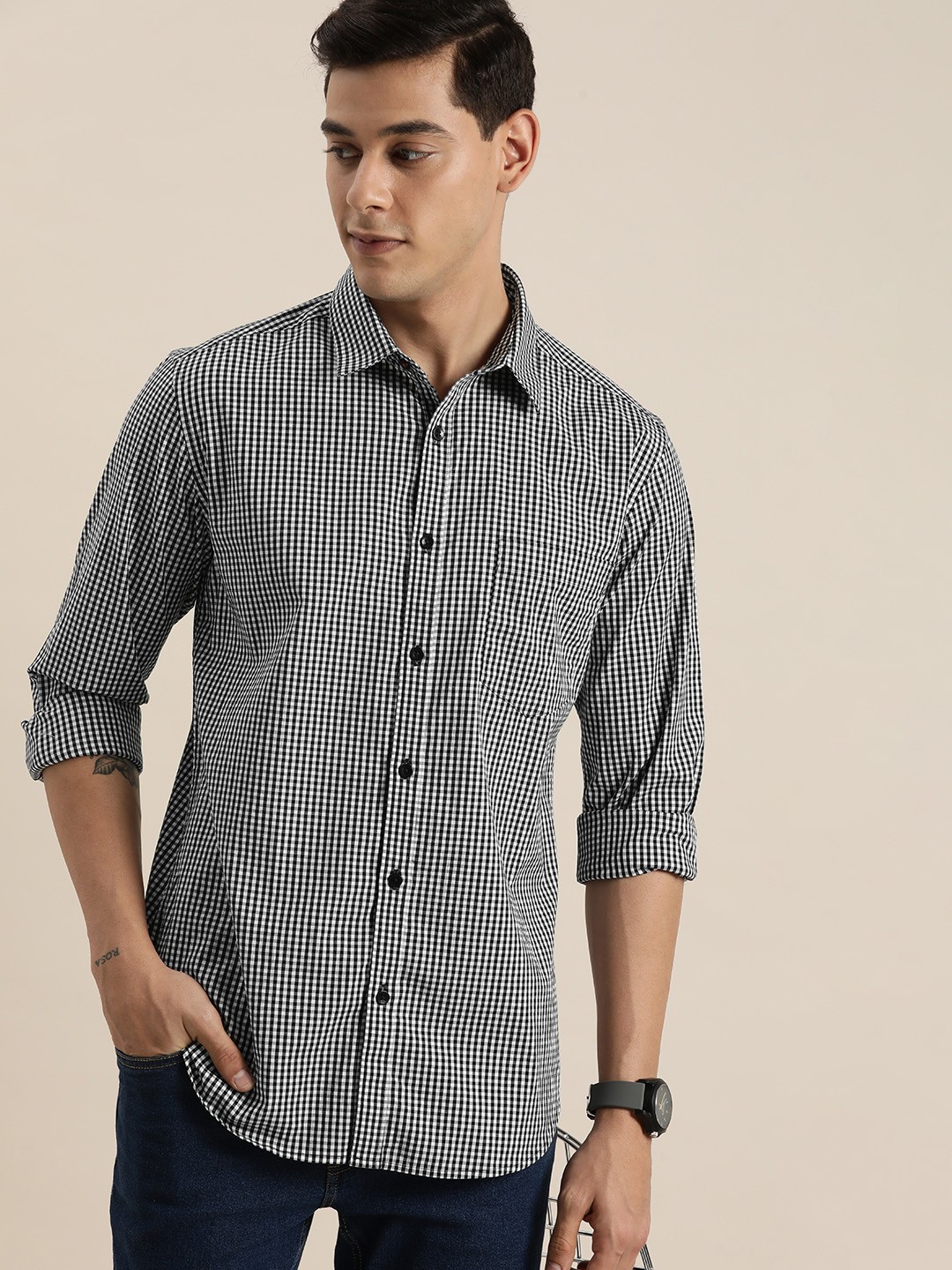 

INVICTUS Men Black & White Slim Fit Gingham Checks Pure Cotton Casual Shirt