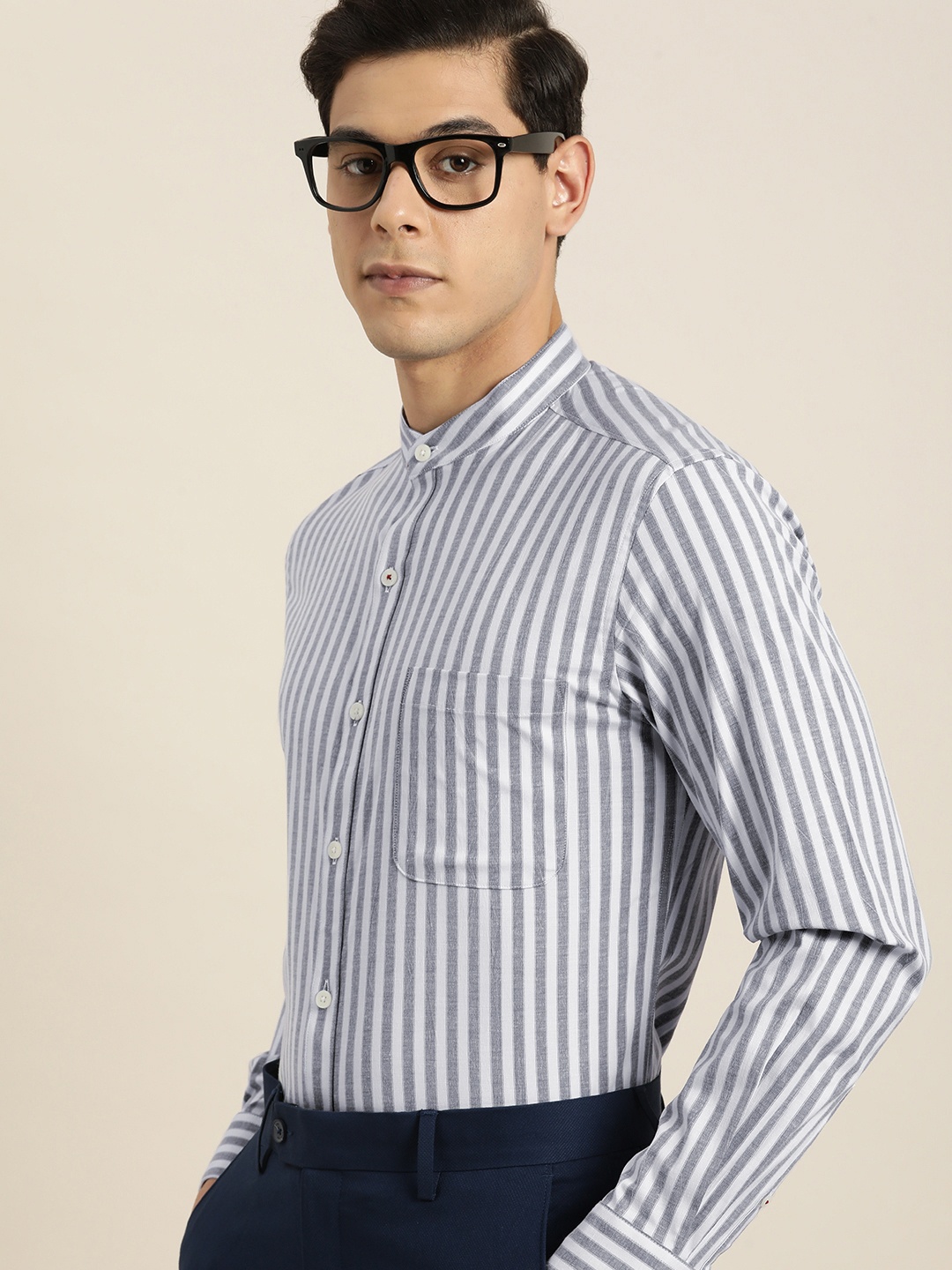 

INVICTUS Men Grey & White Slim Fit Striped Formal Shirt