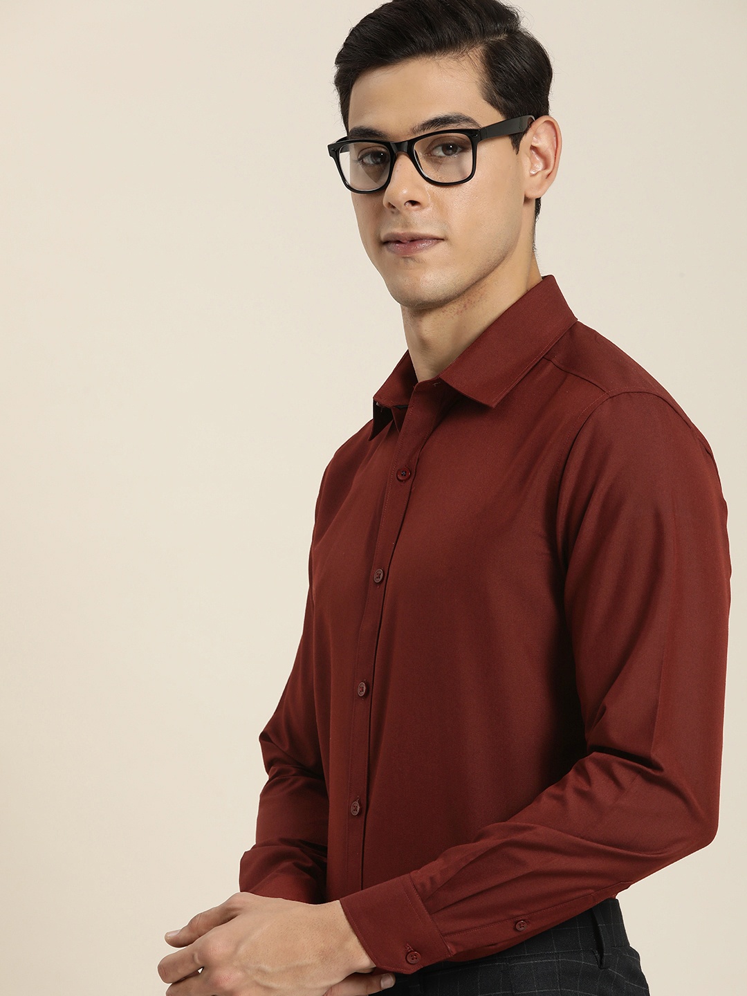 

INVICTUS Men Maroon Solid Slim Fit Semiformal Shirt