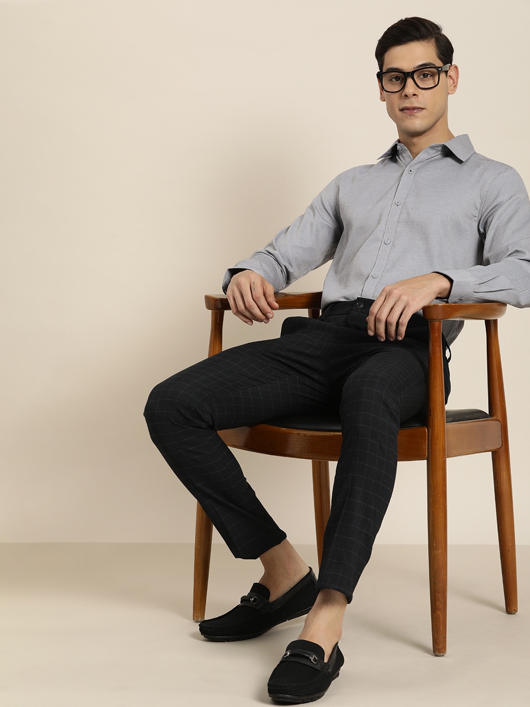 

INVICTUS Men Grey Self Designed Slim Fit Casual Shirt
