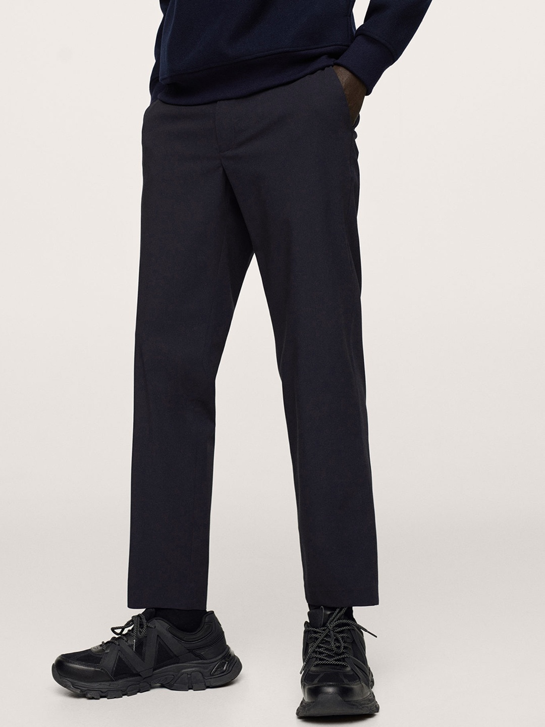 

MANGO MAN Navy Blue Solid Crease Resistant Tapered fit Chino Trousers