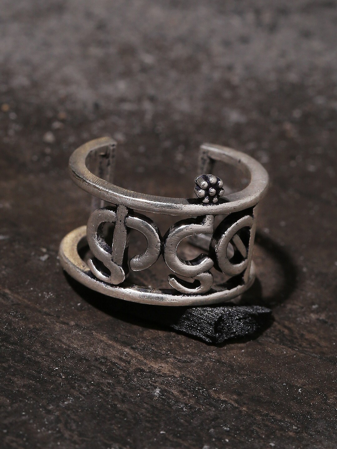 

Dare by Voylla Men Silver-Toned Brass Silver Plated Antique Ring