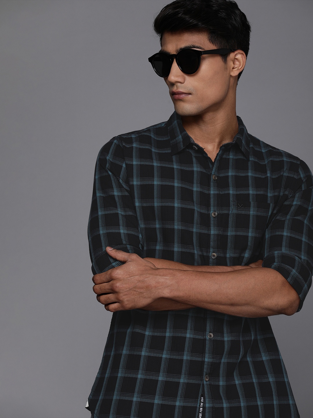 

WROGN Men Black & Teal Blue Slim Fit Checked Pure Cotton Casual Shirt