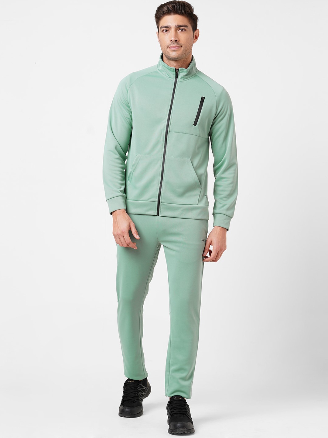 

VS Men Green Solid Antimicrobial Tracksuit