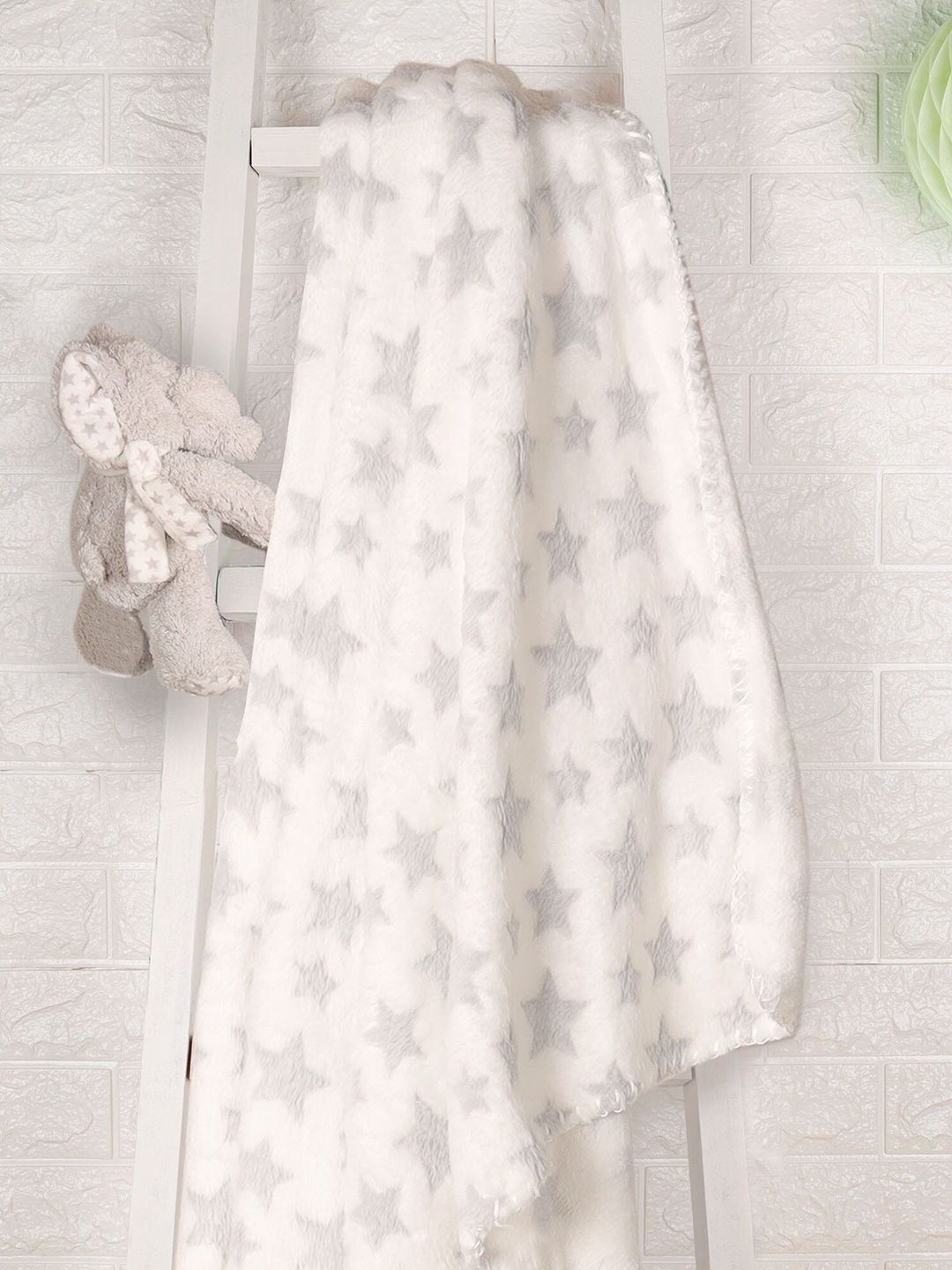 

KICKS & CRAWL Cream-Coloured & Grey 200 GSM Geometric AC Room Single Bed Blanket