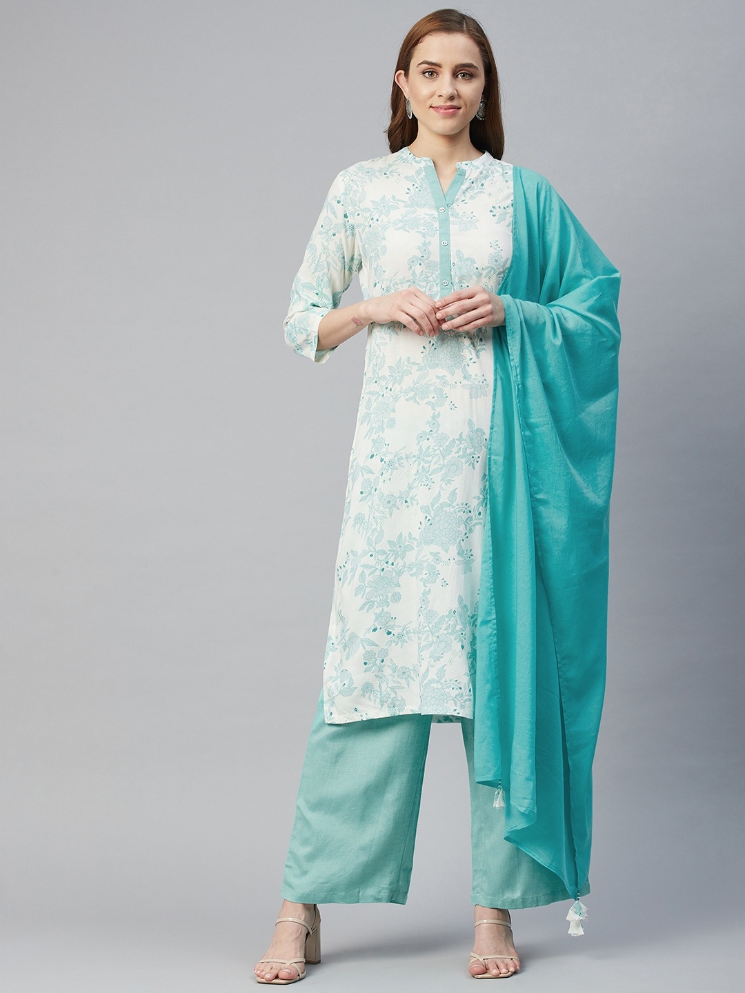

Rangriti Women Green Floral Printed Regular Kurta Set with Dupatta