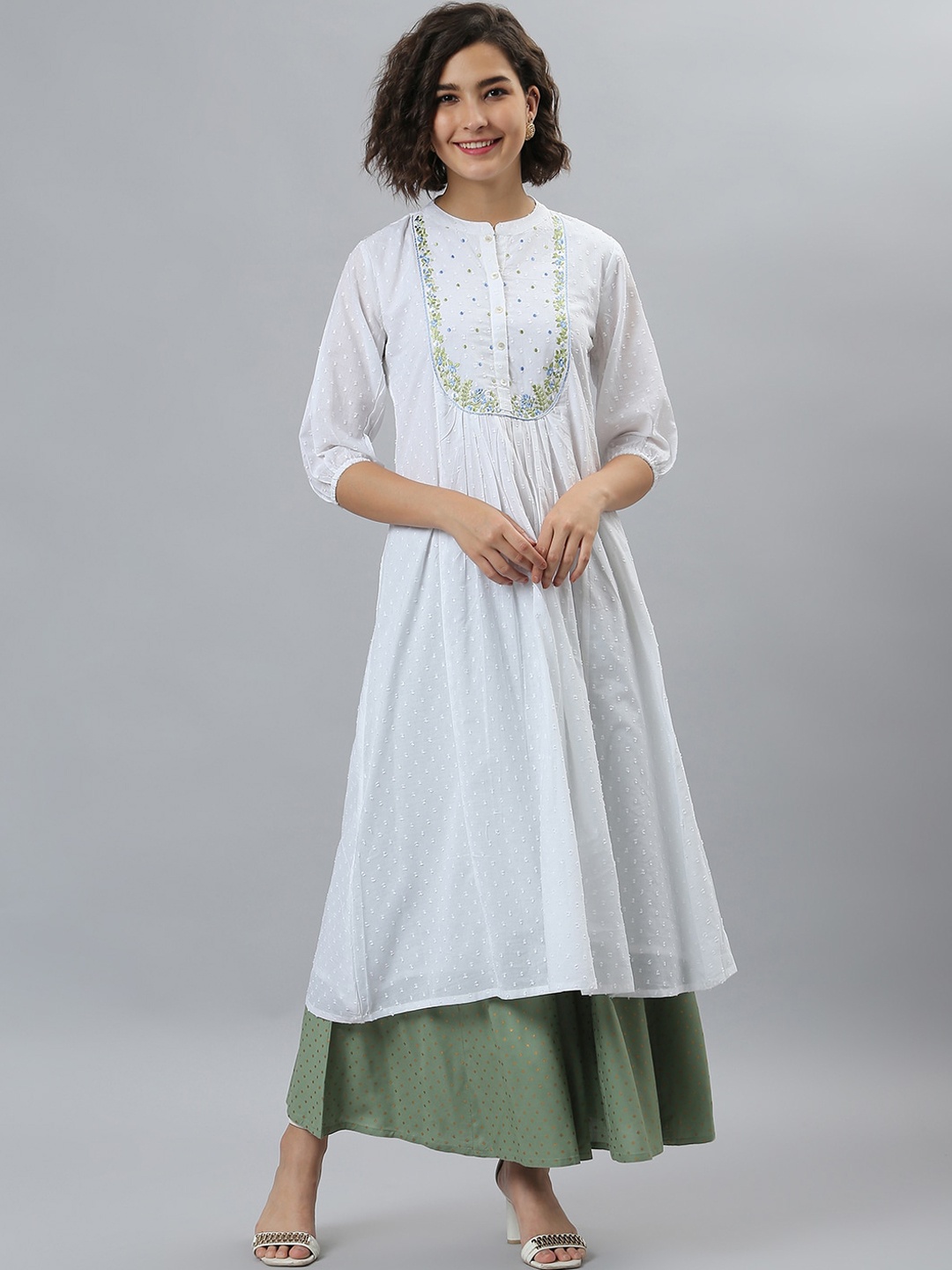 

Janasya Women White Geometric Embroidered Thread Work Anarkali Cotton Kurta