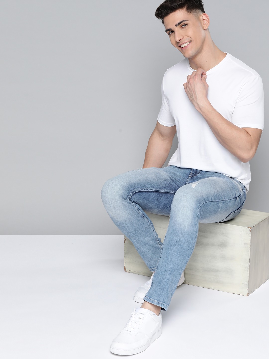 

Mast & Harbour Men Blue Skinny Fit Mildly Distressed Heavy Fade Stretchable Jeans