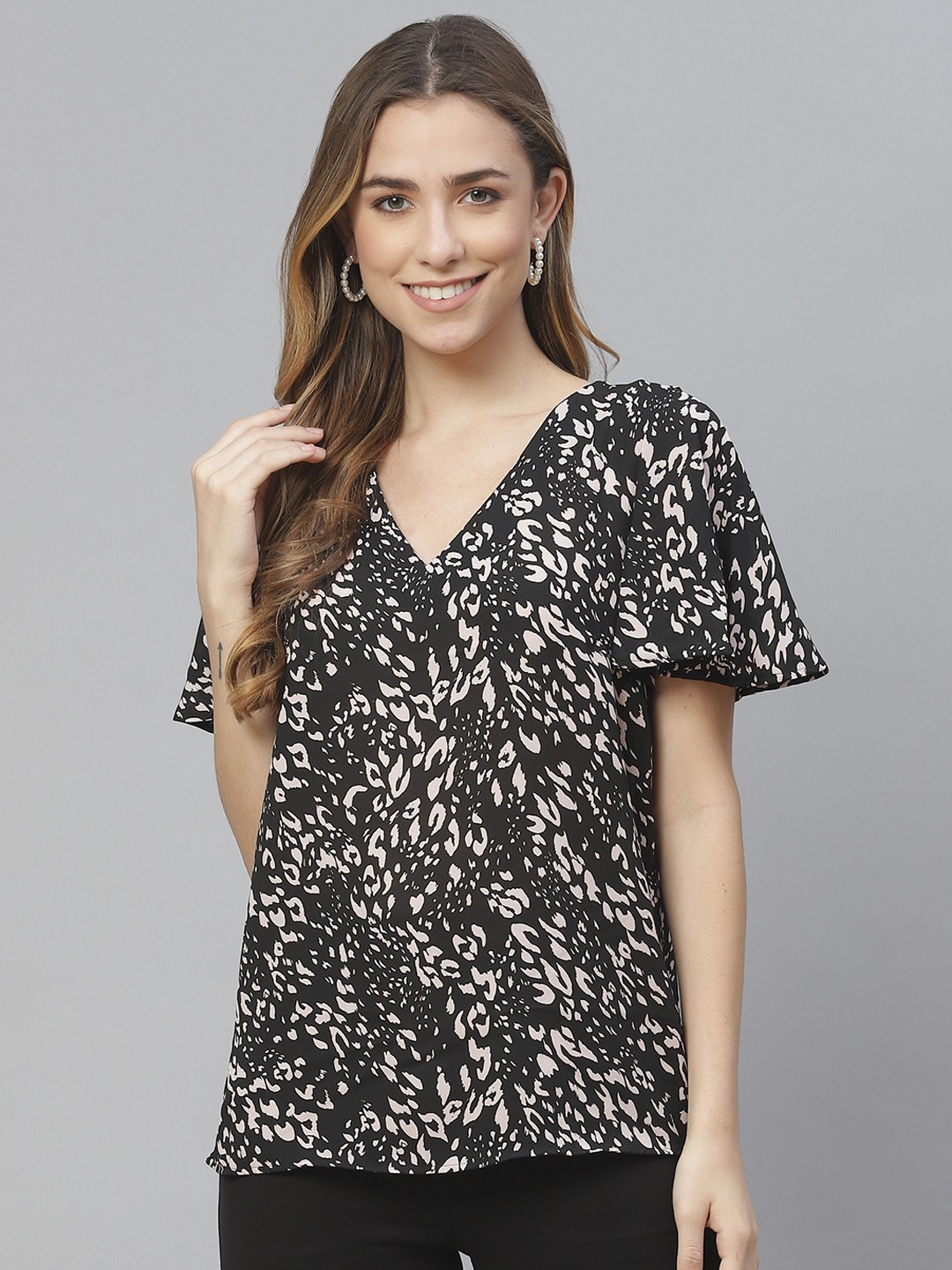 

Marks & Spencer Black & White Floral Regular Top