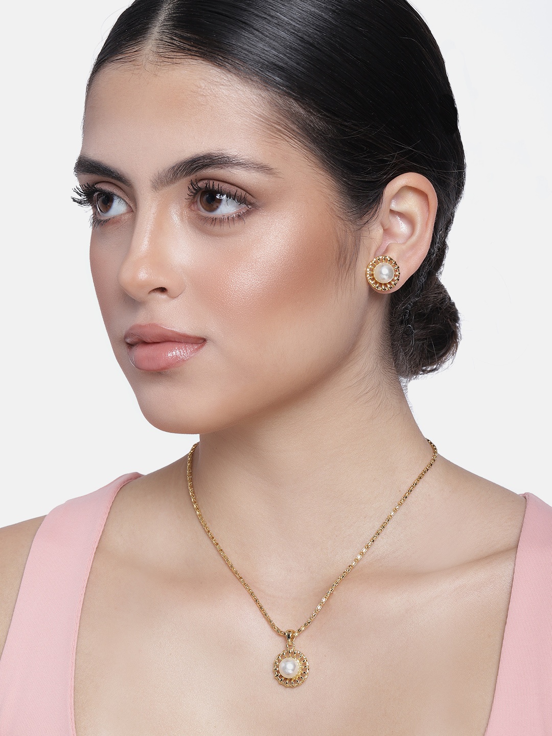 

Estele Gold Plated Floral Pendant Set with Pearl