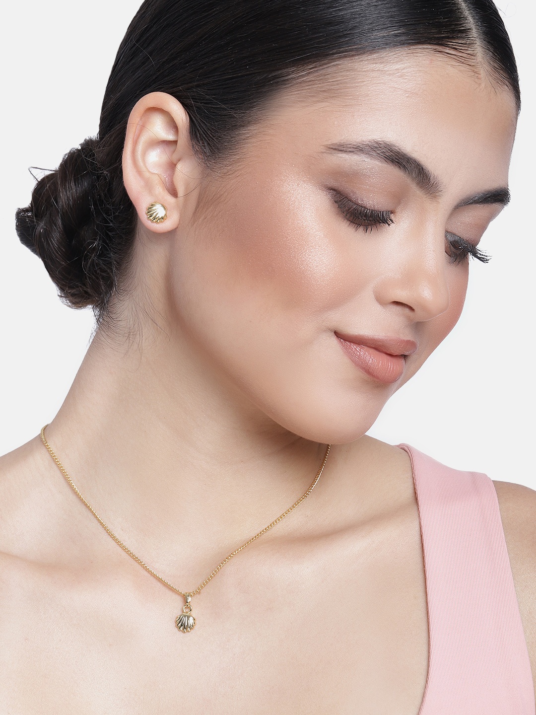 

Estele Gold-Plated Splendid Bay Shell Designer Jewellery Set