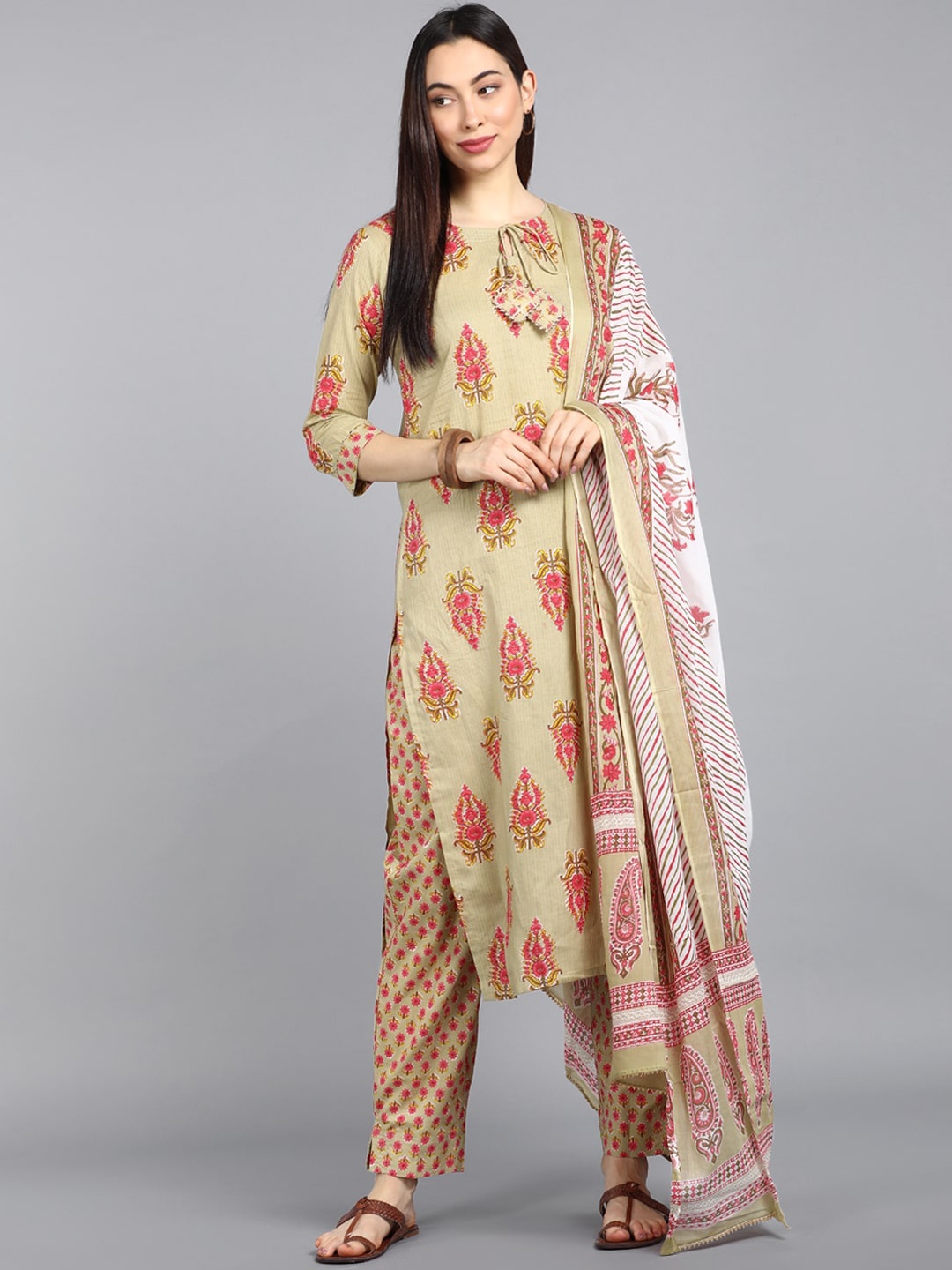 

AHIKA Women Green Floral Printed Regular Pure Cotton Kurta with Trousers & With Dupatta