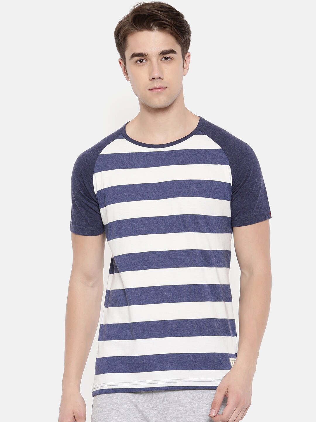 

Masculino Latino Men Blue & White Striped Round Neck T-shirt