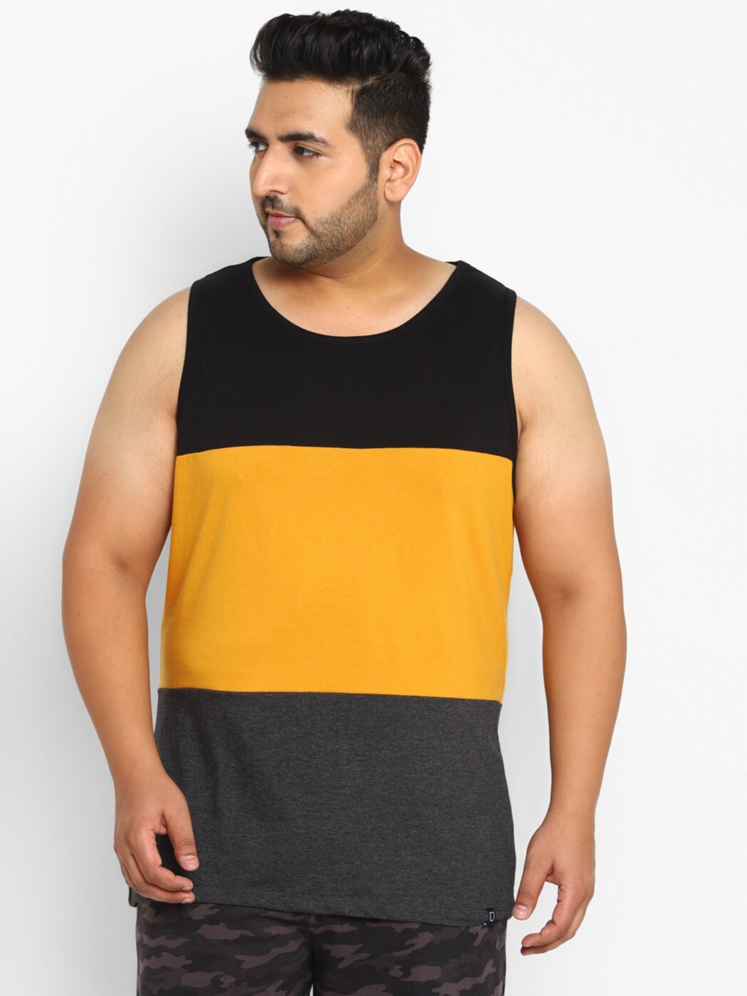 

Urbano Plus Men Black Colourblocked Pockets Training or Gym T-shirt