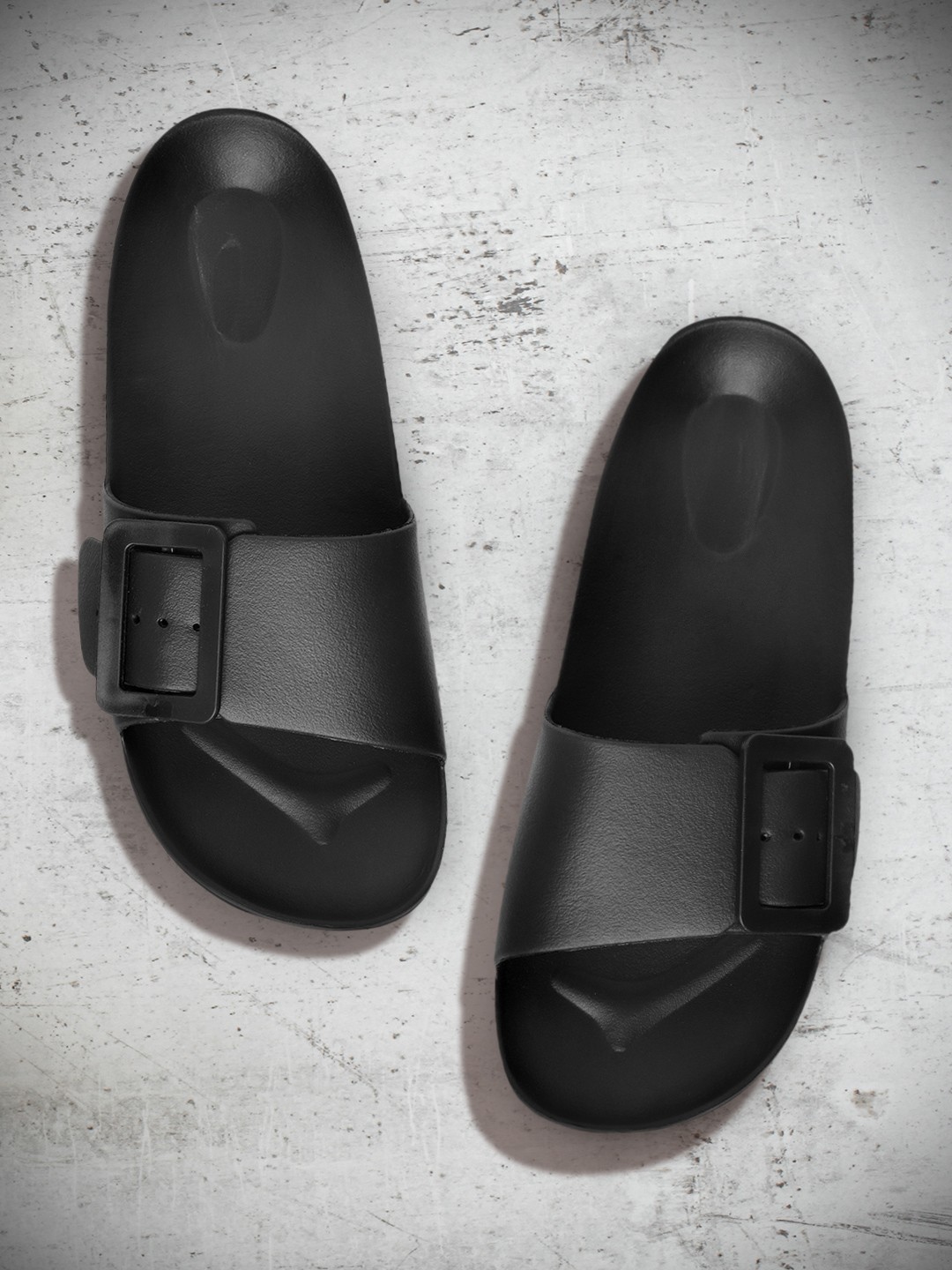 

Roadster Women Black Buckle Design Sliders