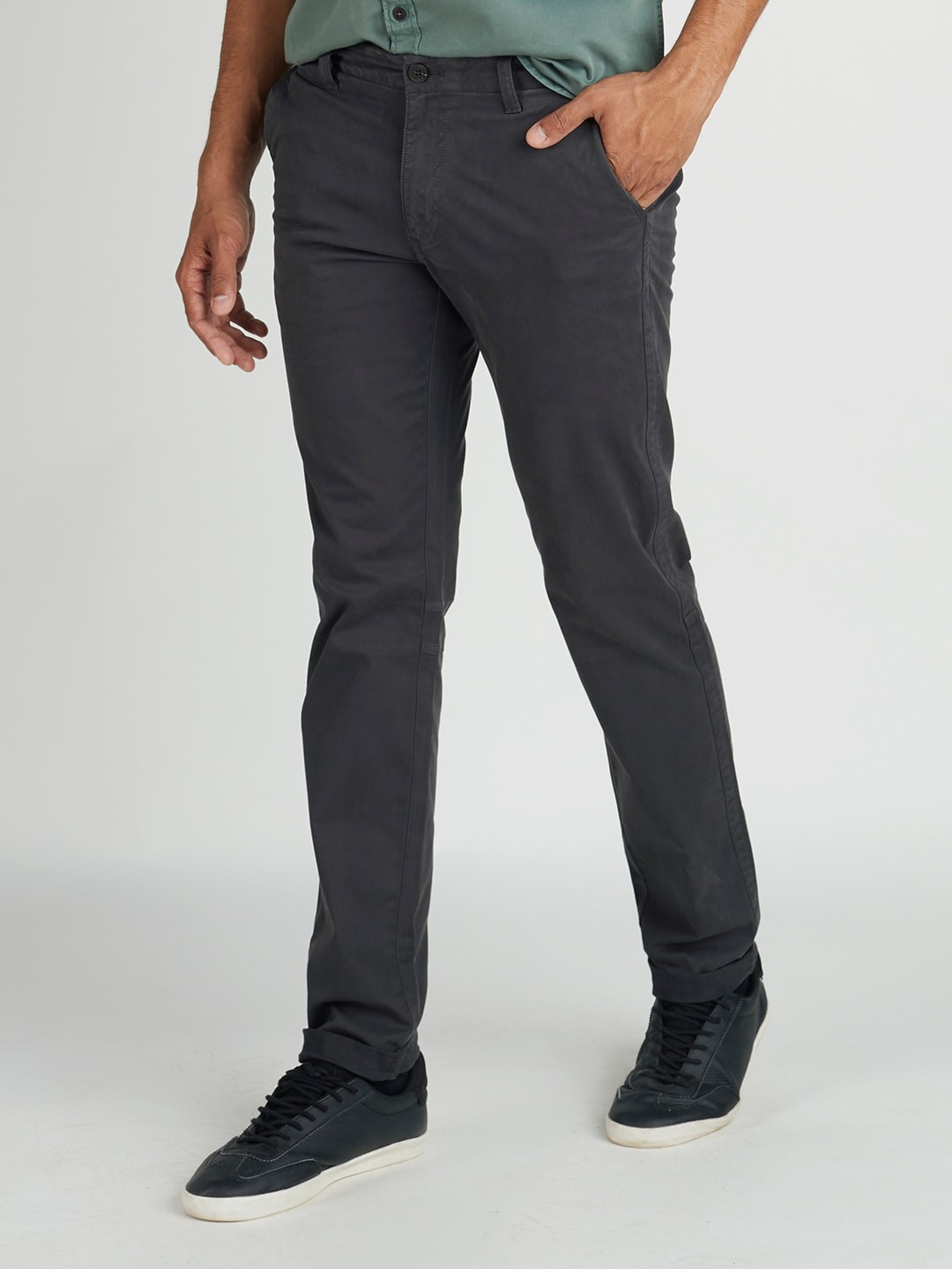 

Indian Terrain Men Charcoal Grey Brooklyn Slim Fit Solid Regular Trousers