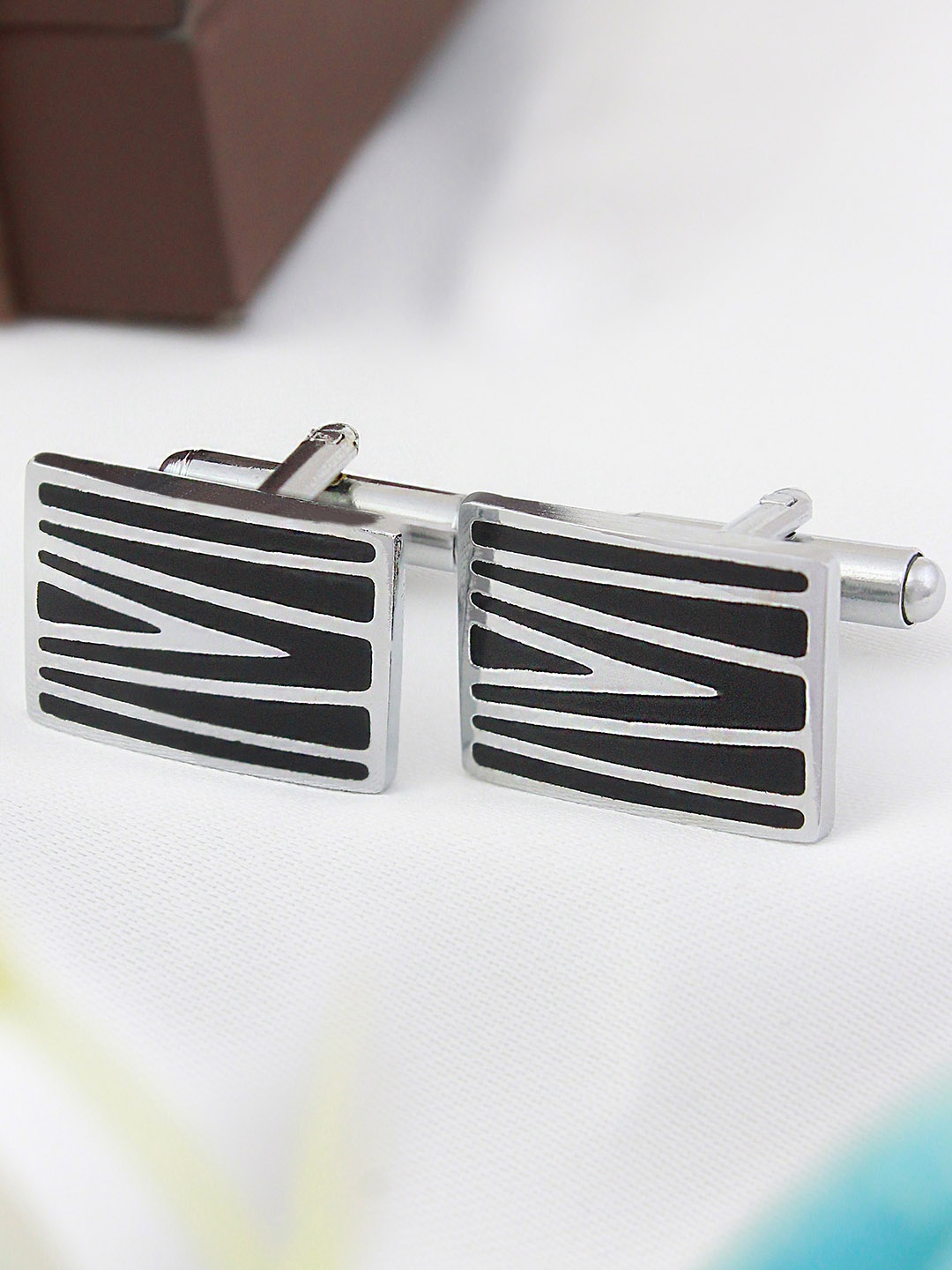 

KOVOVE Men Black & Silver-Toned Geometric Textured Rectangle Cufflinks