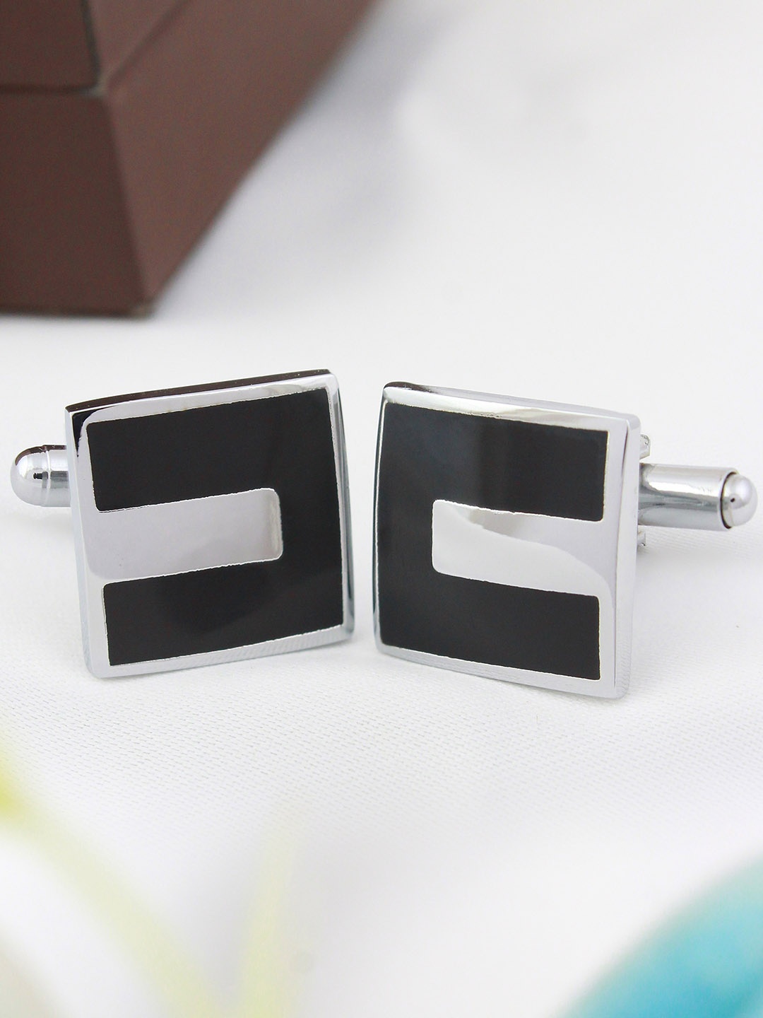

KOVOVE Men Black & Silver-Toned Colourblocked Square Cufflinks