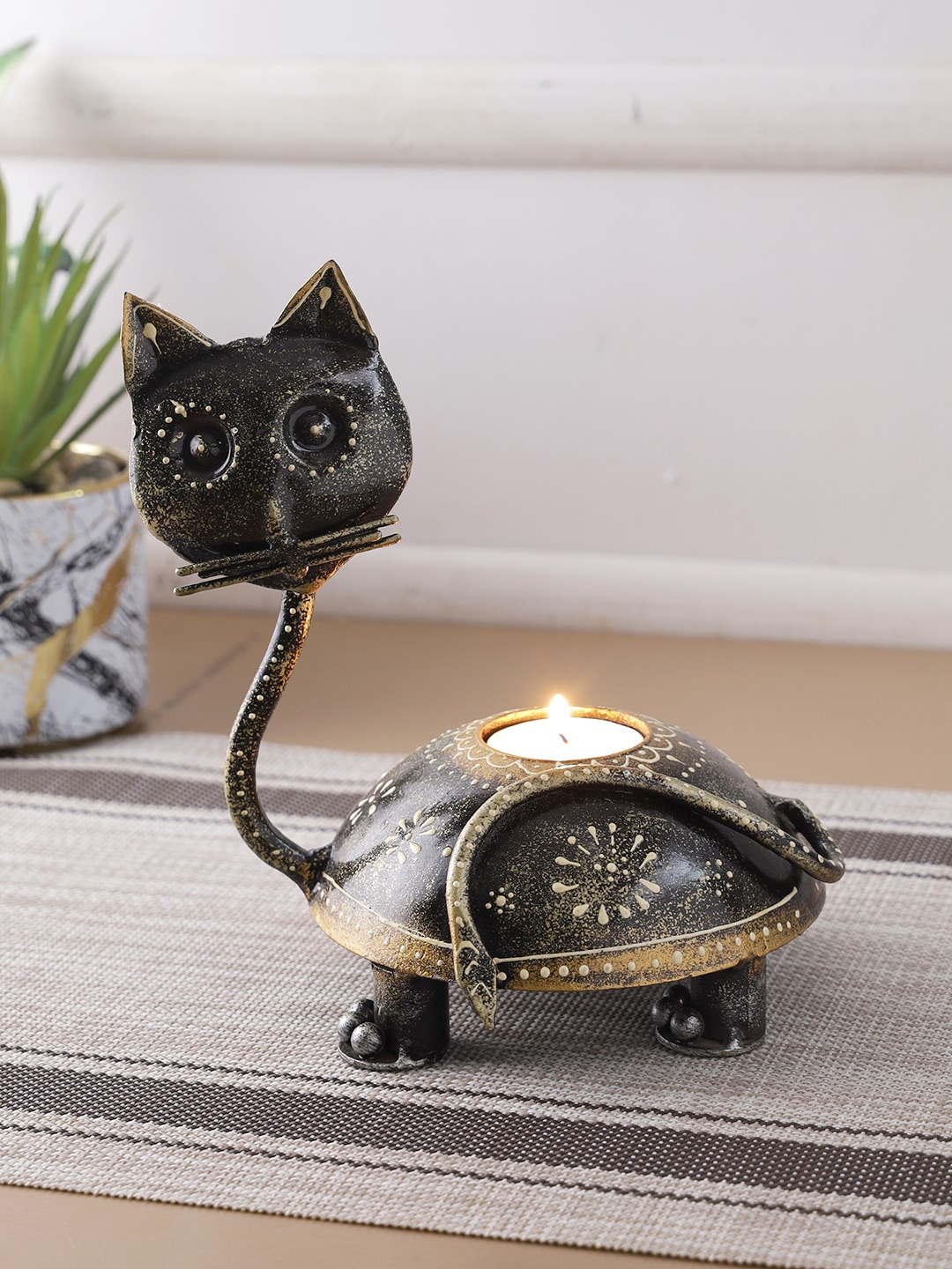 

Aapno Rajasthan Black & Gold-Toned Handcrafted Cat Shaped Tealight/Candle Holder