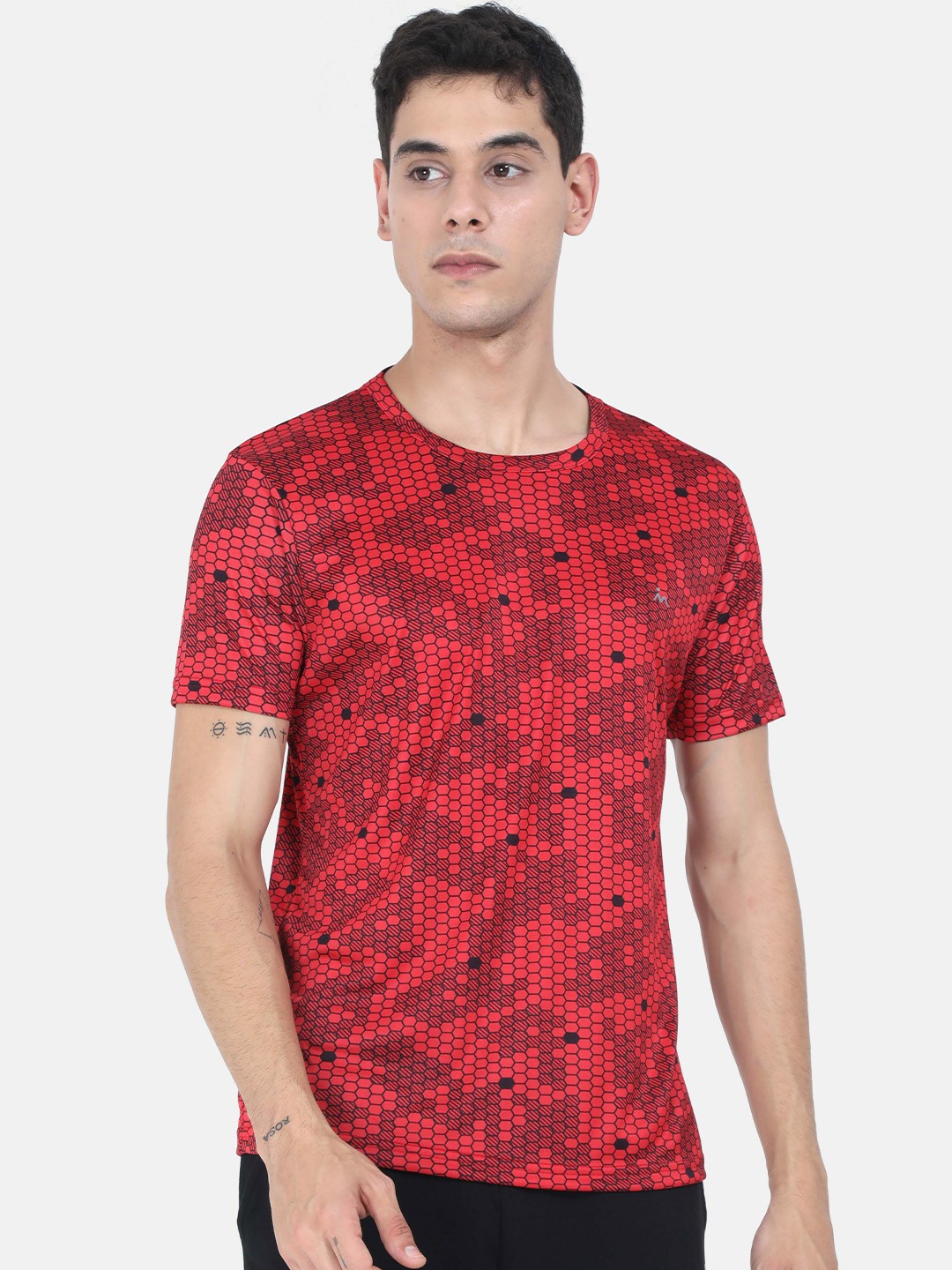 

Masculino Latino Men Red Geometric Printed Sports T-shirt