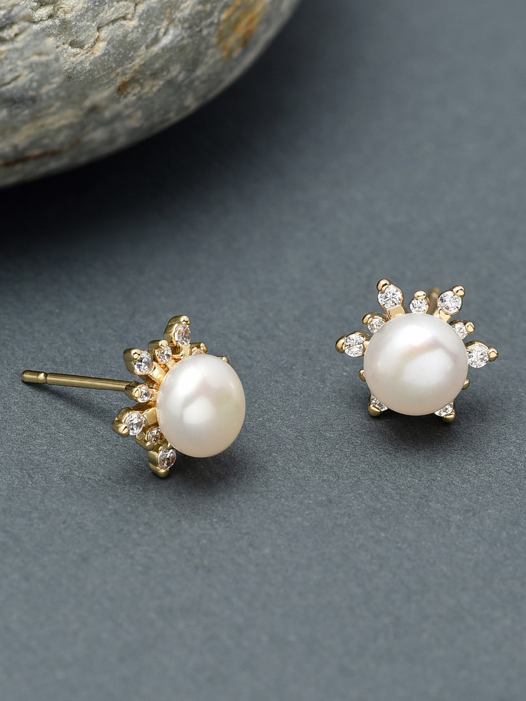 

Zaveri Pearls Gold-Plated White Freshwater Pearl & Cubic Zirconia Stud Earring