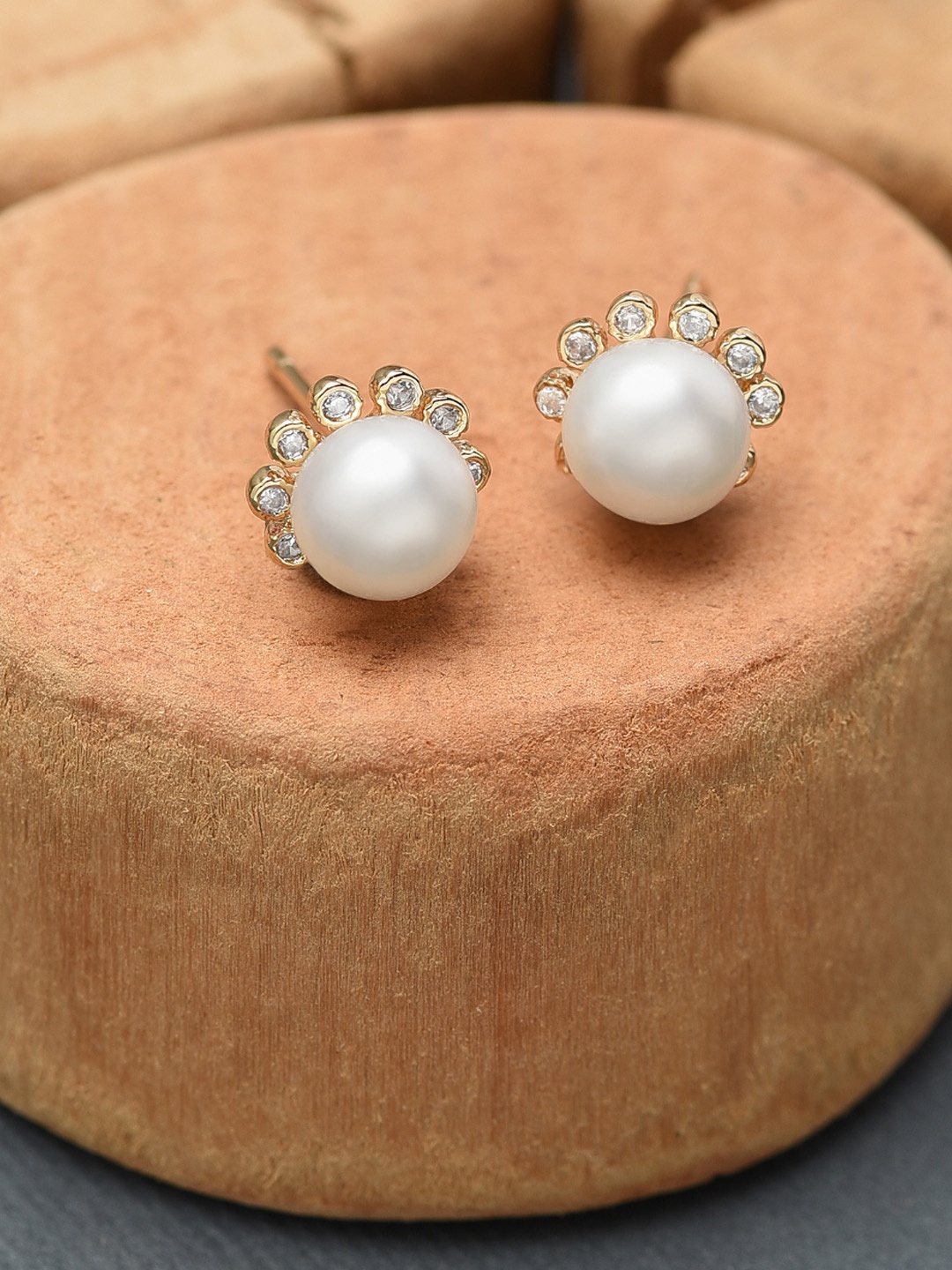 

Zaveri Pearls White & Gold-Plated Freshwater Pearl & Cubic Zirconia Studs Earrings