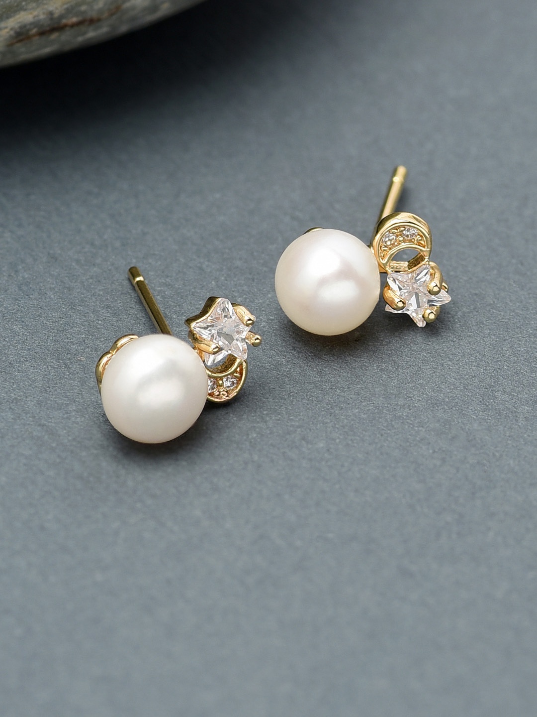 

Zaveri Pearls Gold-Plated White Freshwater Pearl & Cubic Zirconia Studs Earrings