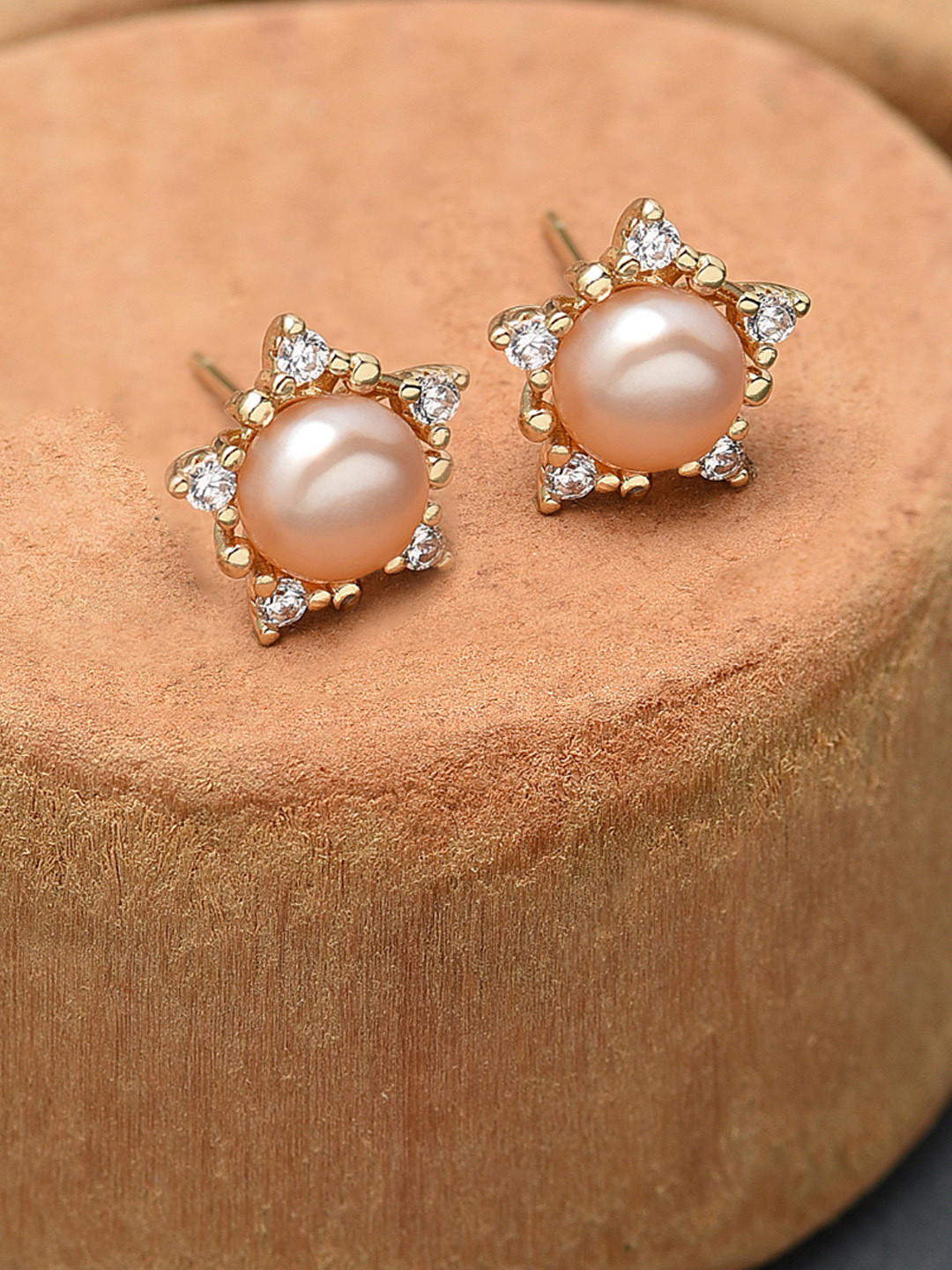 

Zaveri Pearls Gold-Plated Peach-Coloured Freshwater Pearl & Cubic Zirconia Stud Earrings