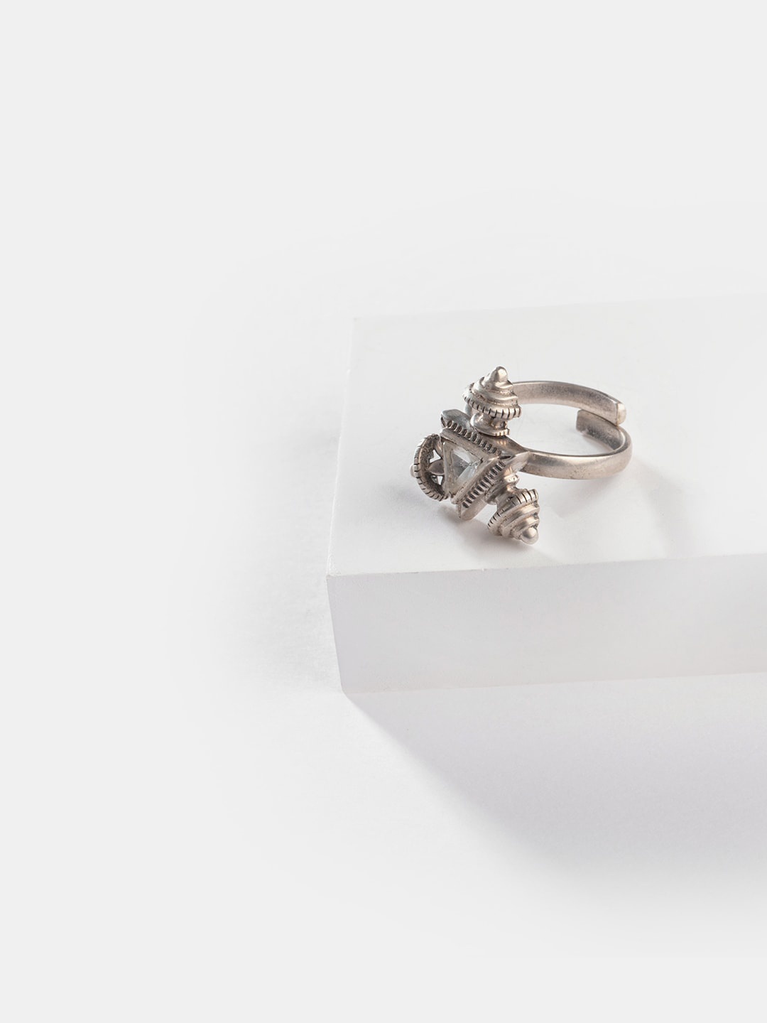 

SHAYA Oxidised Silver-Toned & White Glass Polki-Studded Adjustable Finger Ring