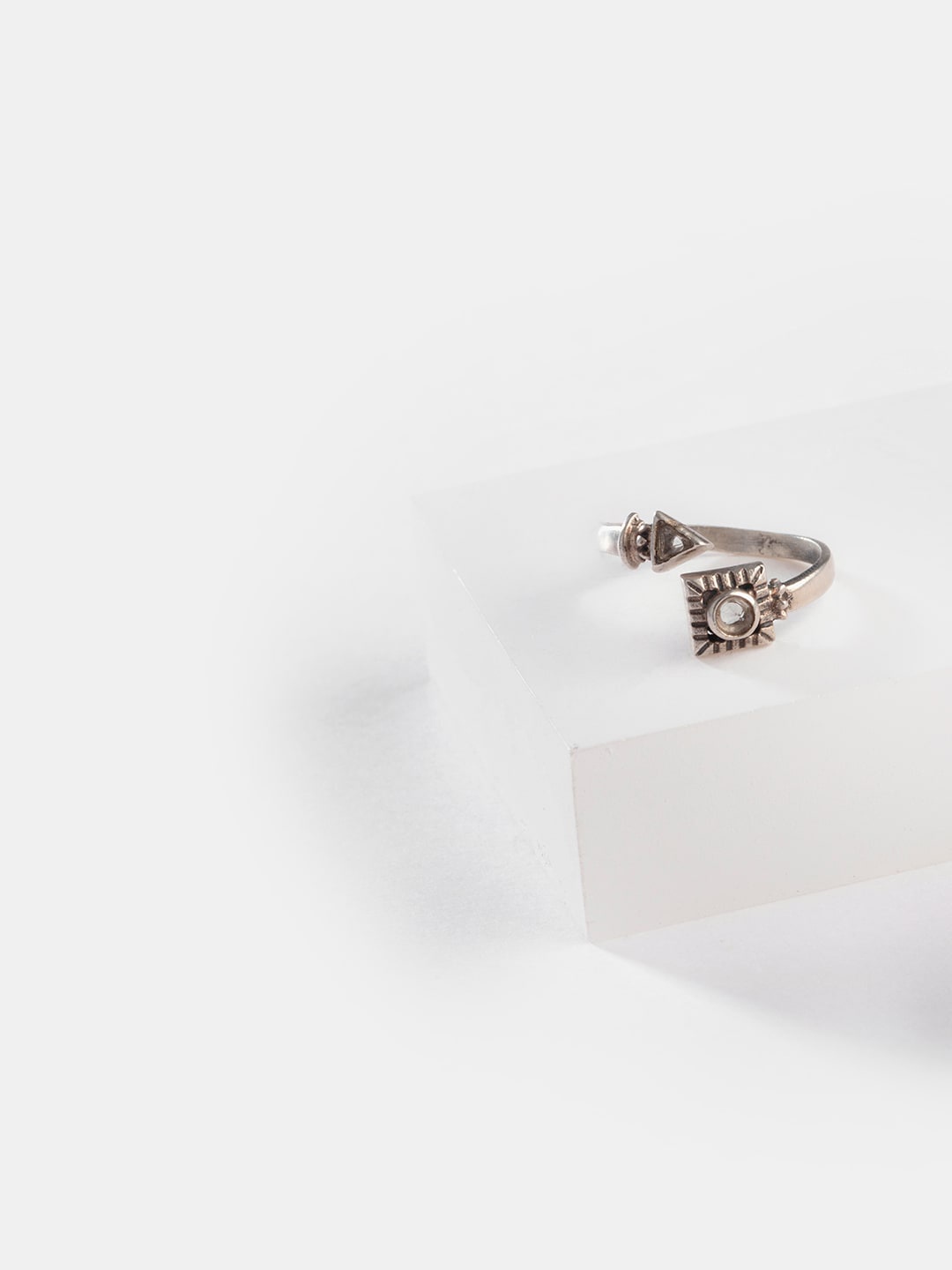 

SHAYA Silver-Toned White Glass Polki-Studded Handcrafted Finger Ring
