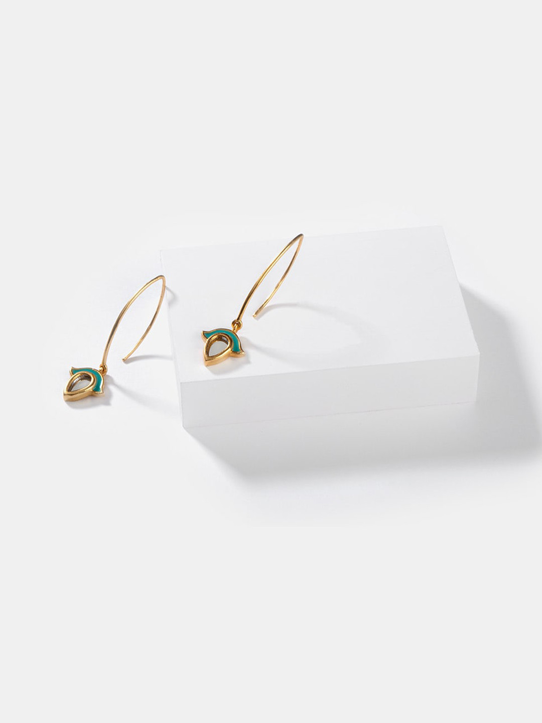

SHAYA Gold-Plated & Green Teardrop Shaped Drop Earrings