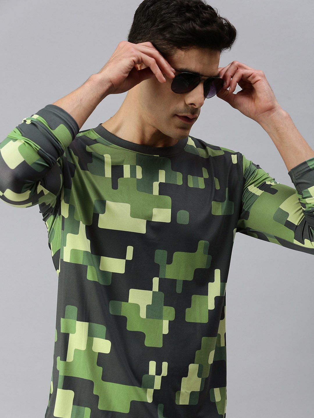 

mezmoda Men Black & Green All Over Geometric Printed Dry-Fit Round Neck T-shirt