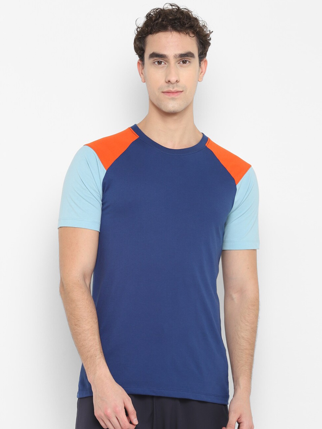 

Yuuki Men Blue Colourblocked Pockets T-shirt