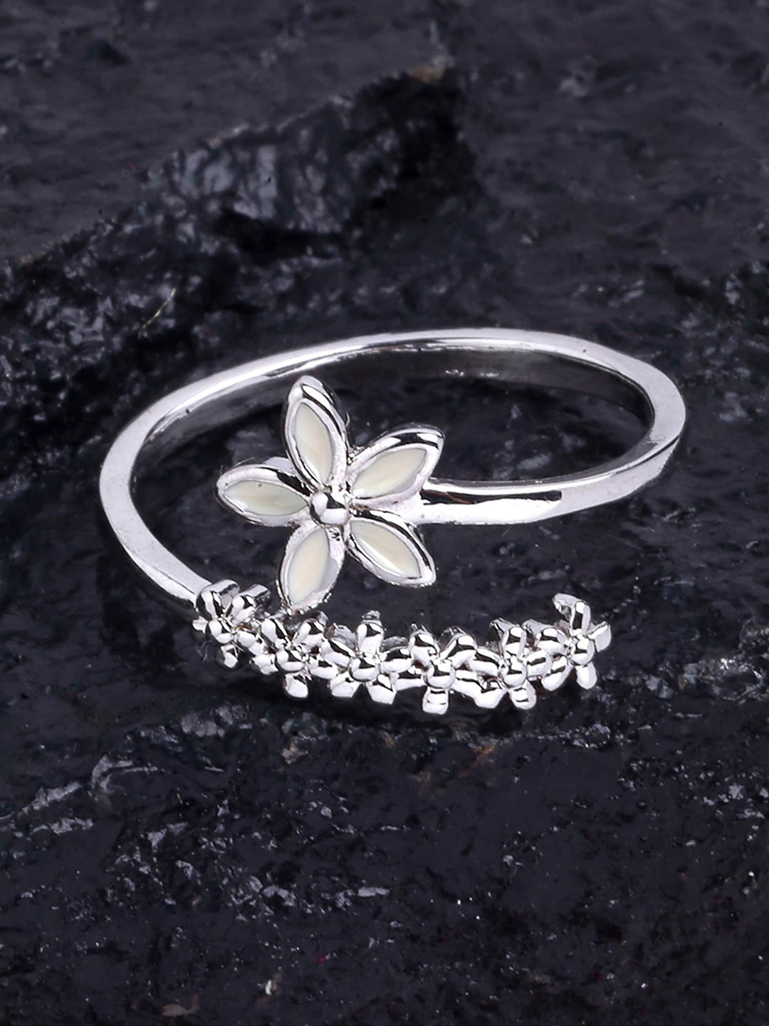 

KARATCART Silver-Plated & White Floral Adjustable Finger Ring