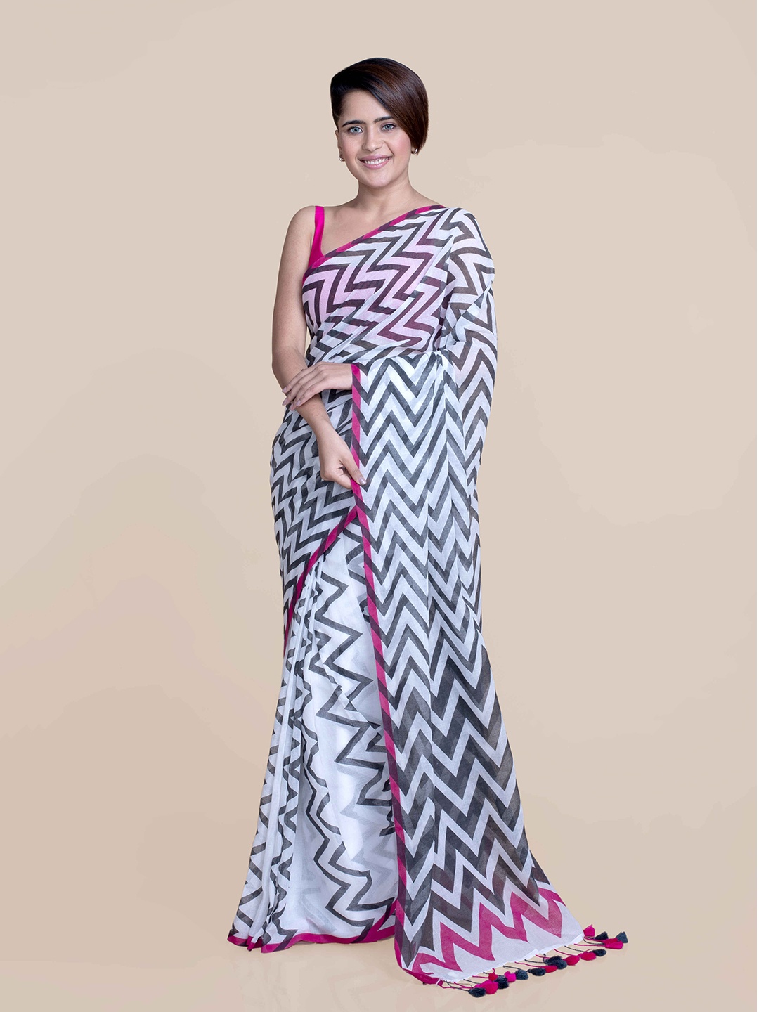 

Suta Women White, Grey And Pink Screen Printed Mul Cotton Saree