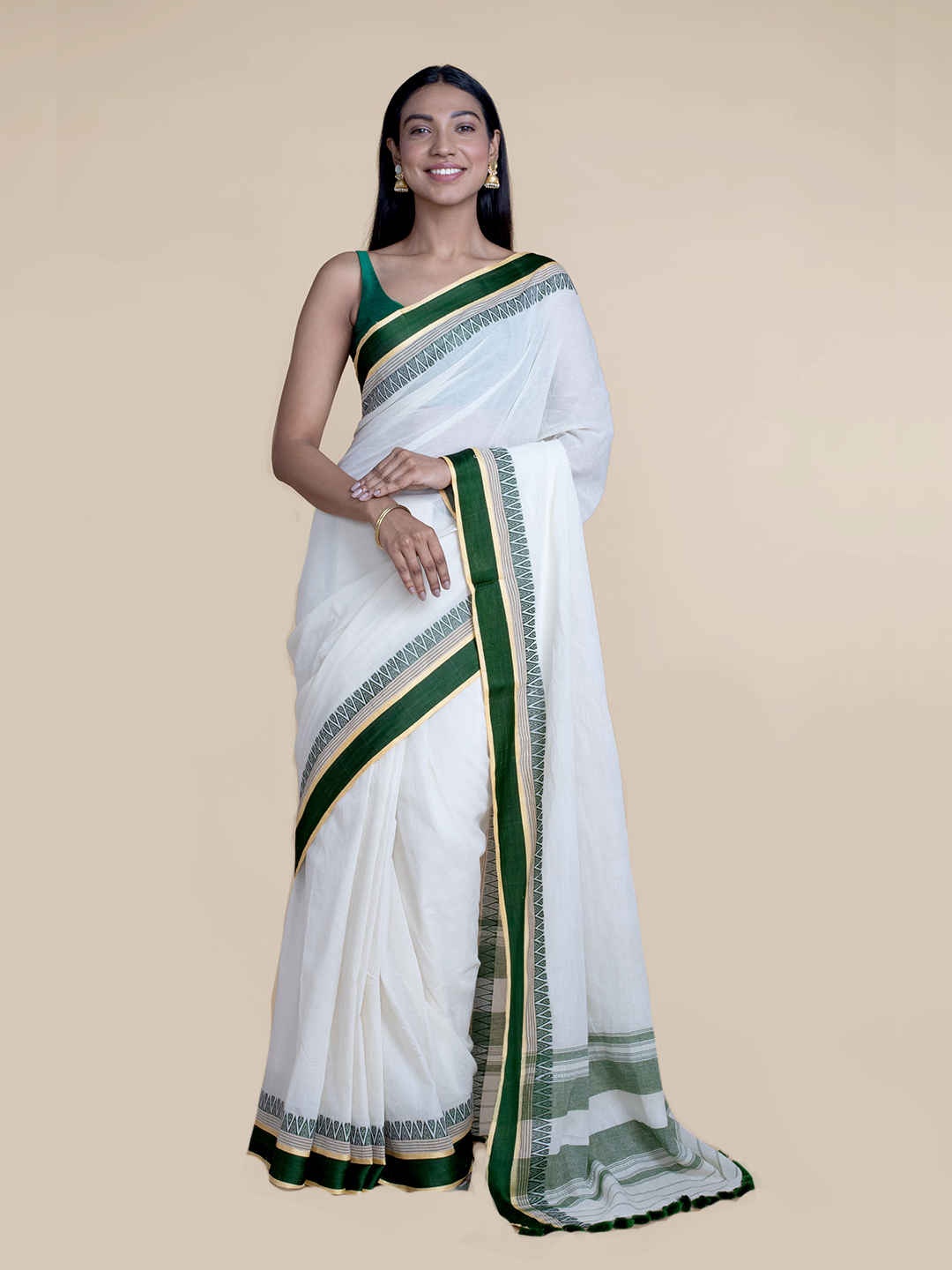 

Suta White & Green Solid Pure Cotton Saree