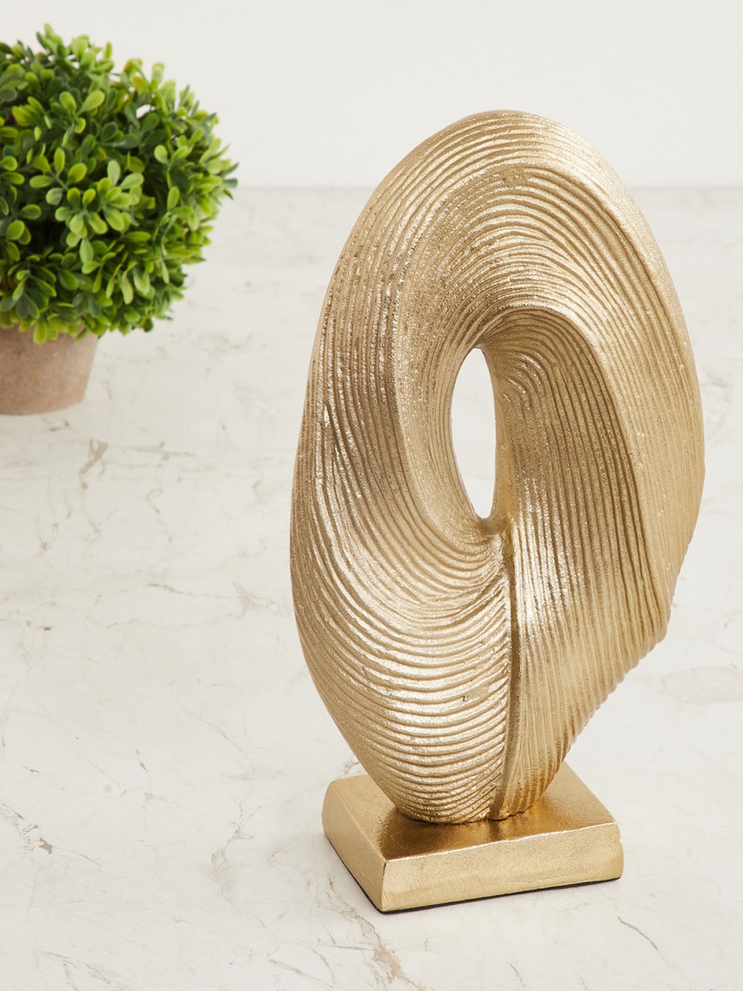 

Home Centre Assorted Metal Showpiece