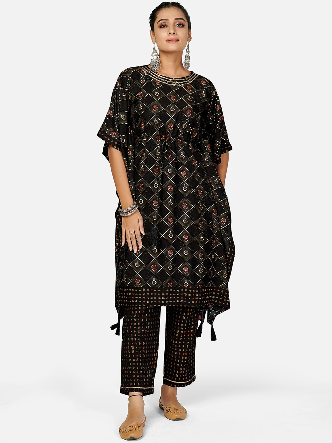 

Vbuyz Women Black Floral Printed Kaftan Kurta With Trousers Set