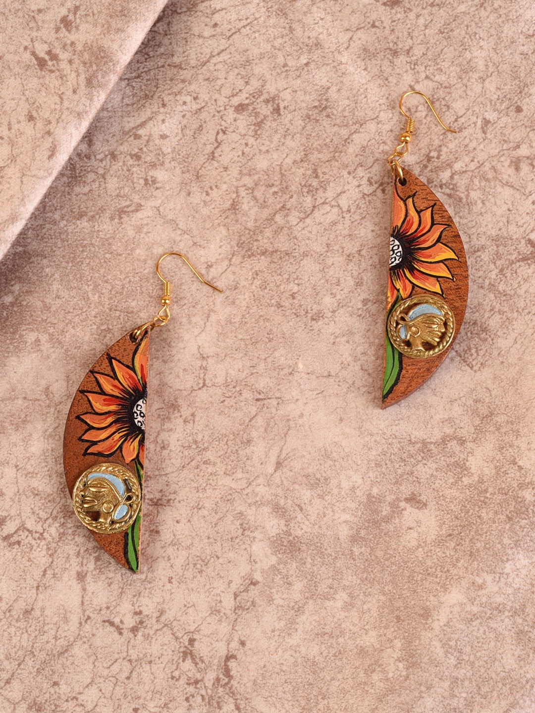 

AAKRITI ART CREATIONS Brown & Gold-Toned Contemporary Drop Earrings